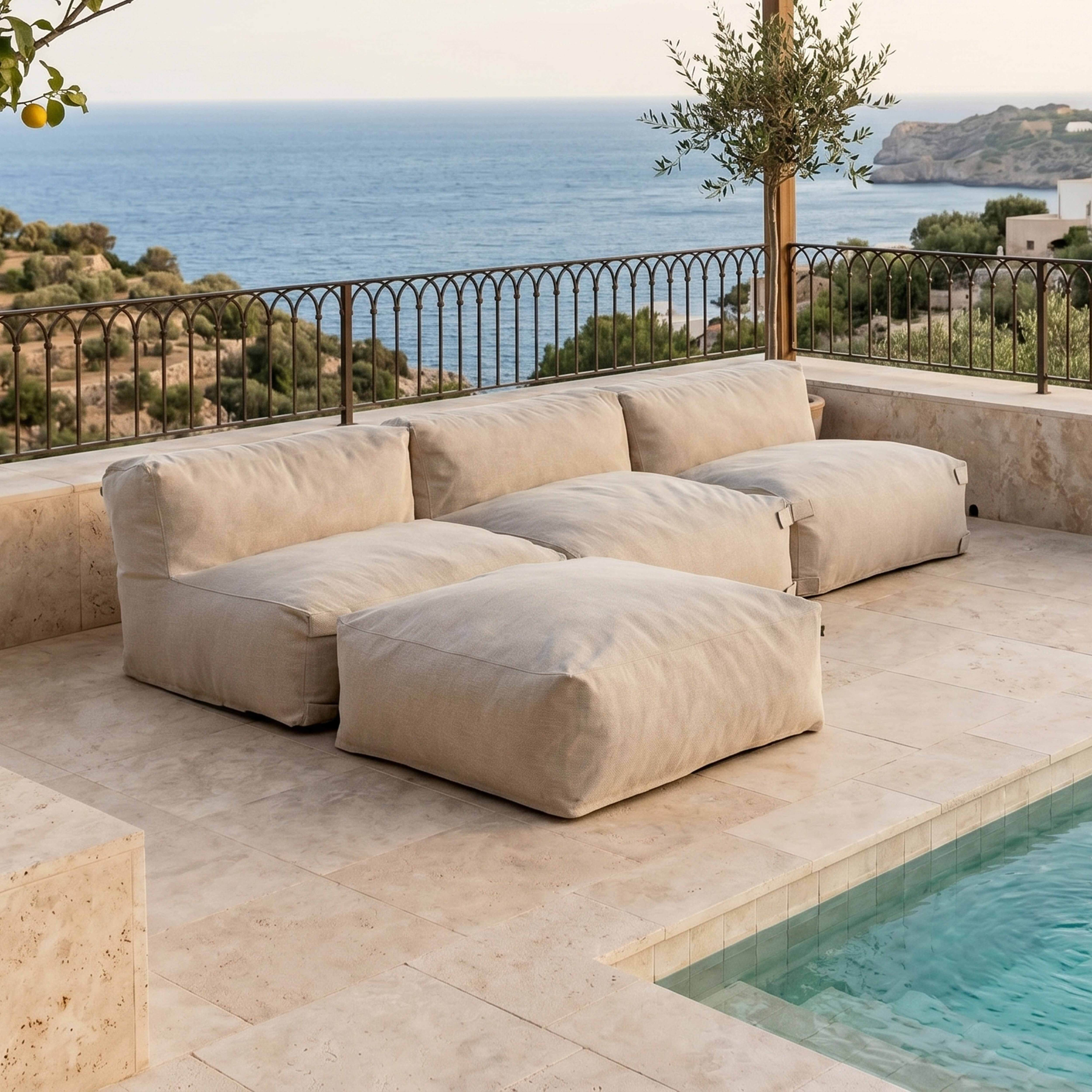 Beige Loungemöbel am Pool mit Meerblick und Geländer