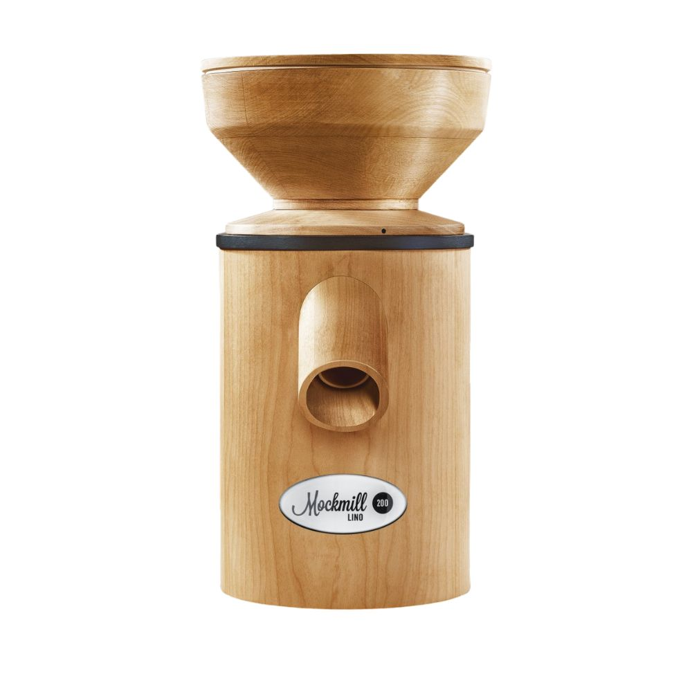 Eine hölzerne Mühle mit Trichter und Auswurf auf weißem Hintergrund.