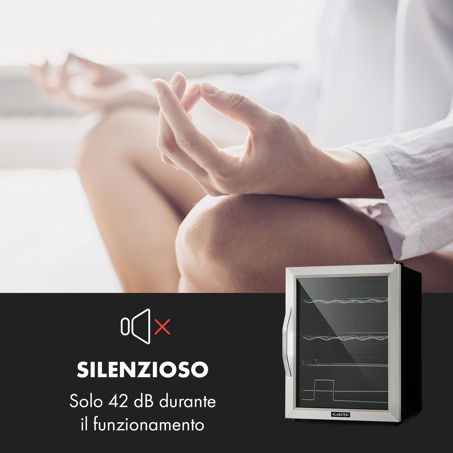 Una persona medita junto a una vinoteca silenciosa.