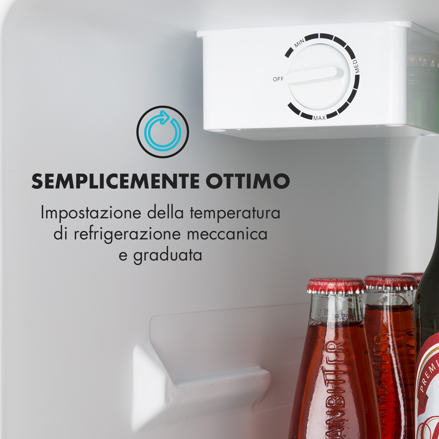 Interior de un refrigerador con dial de temperatura y botellas.