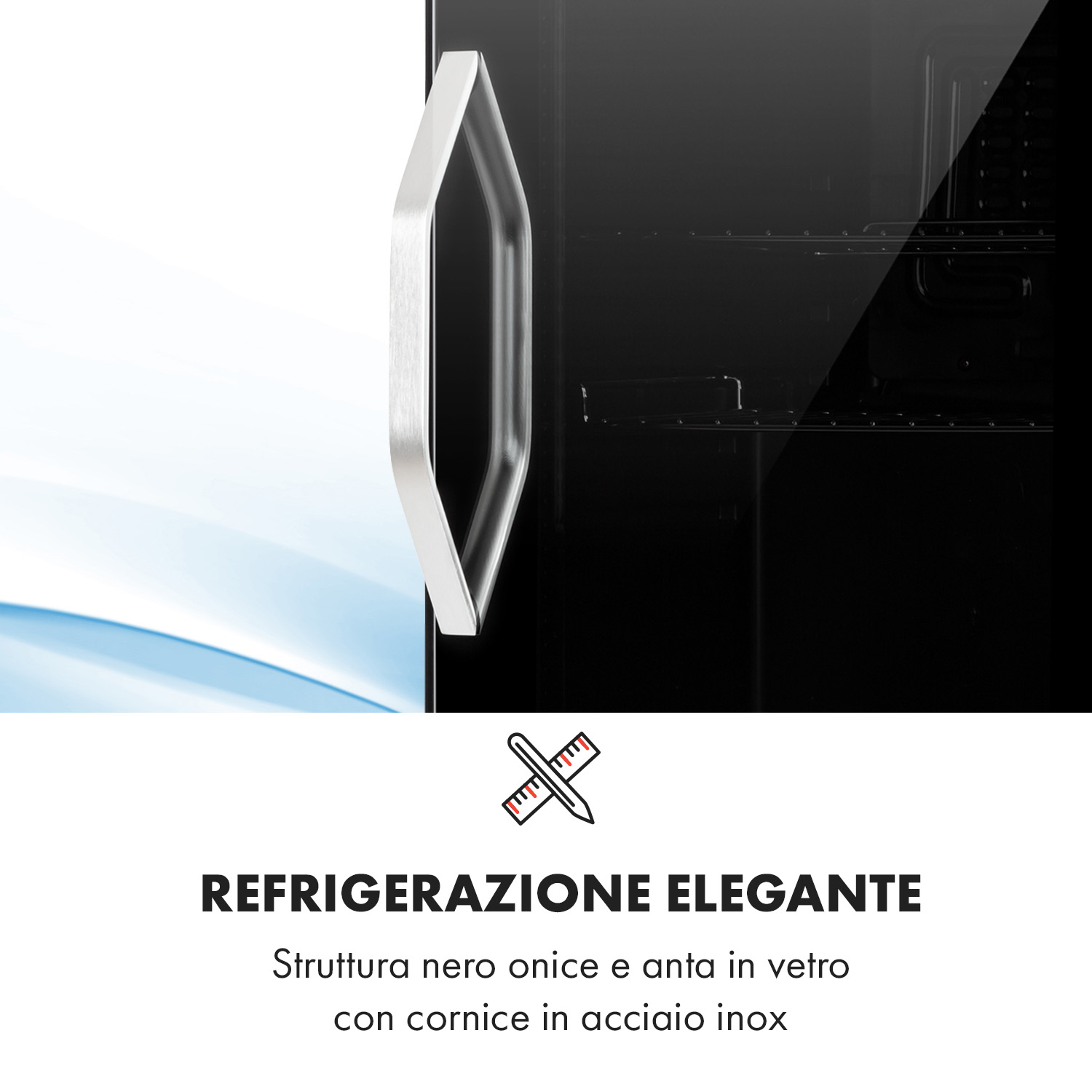 Porta del frigorifero con maniglia argento e frontale in vetro nero. Ripiani interni visibili.