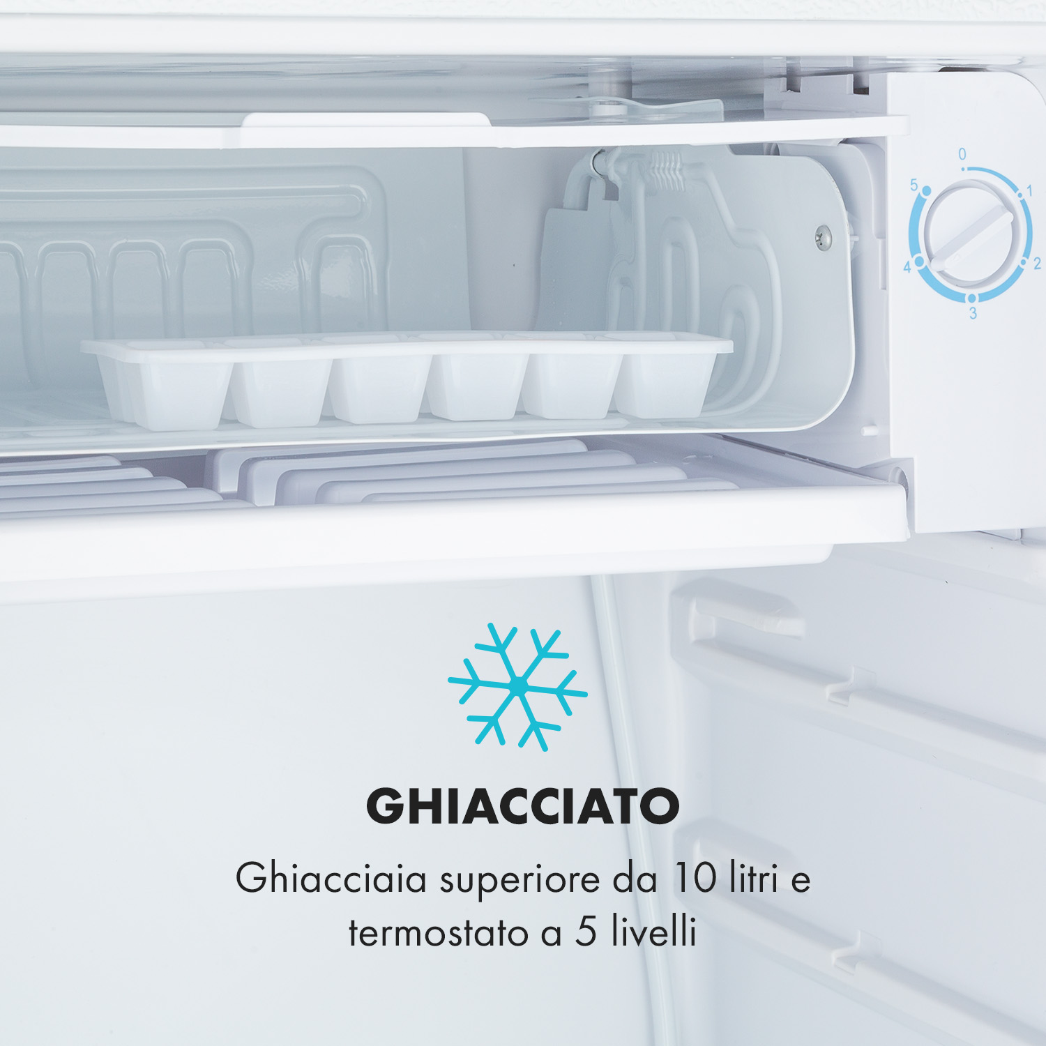 Interior de un refrigerador con cubitera y dial de control de temperatura.