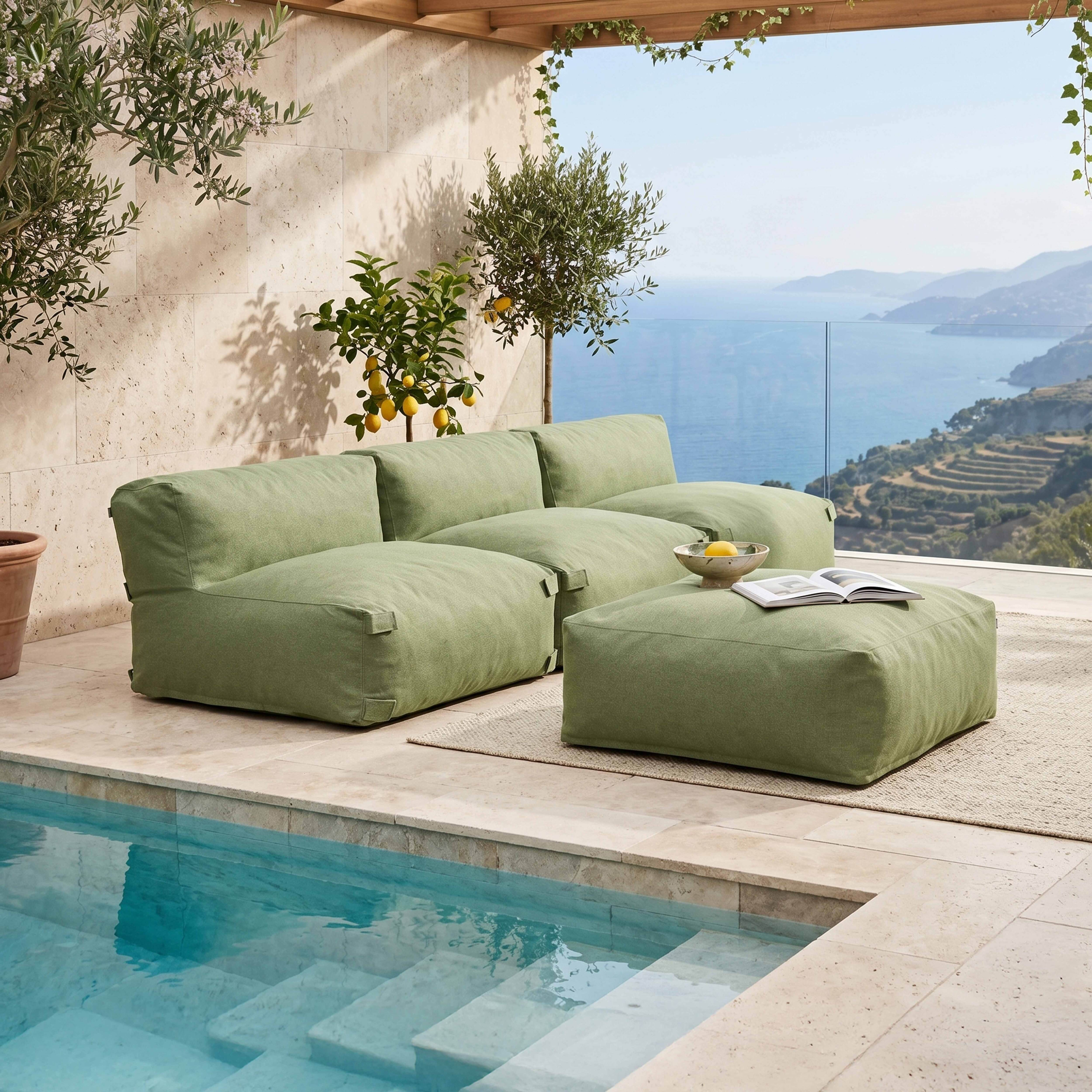 Grüne Outdoor-Möbel am Pool mit Blick auf das Meer und Berge.