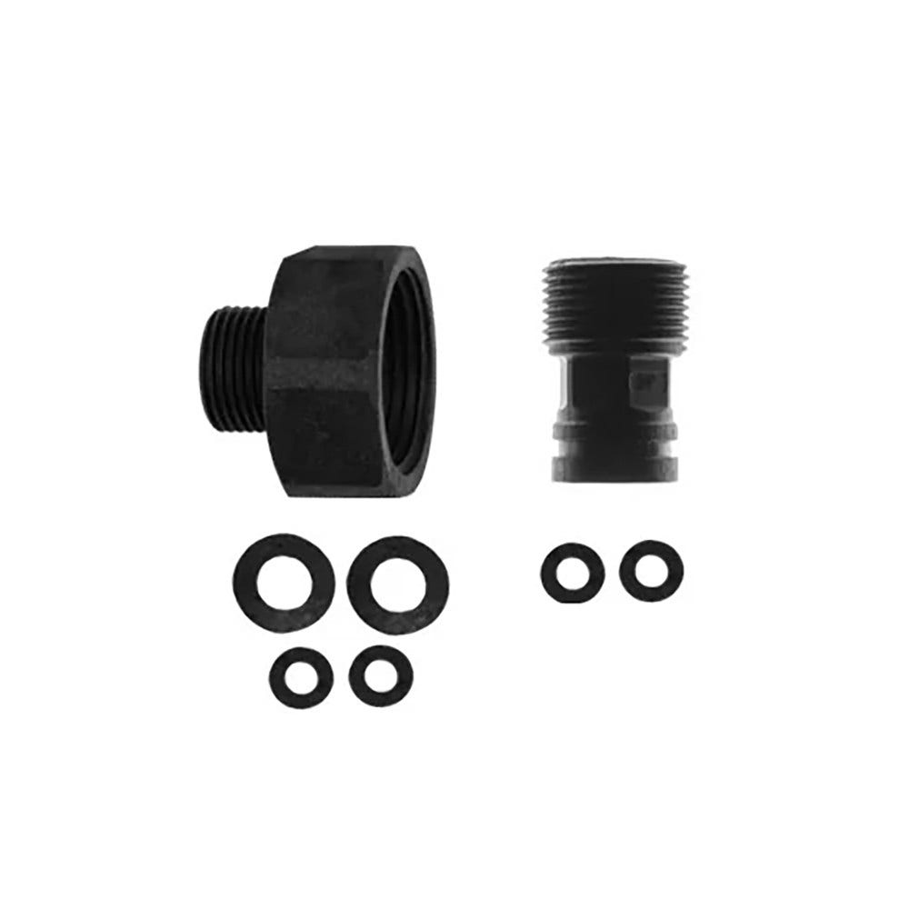 Ein schwarzer Adapter, ein Stecker und vier Dichtungsringe auf weißem Hintergrund.