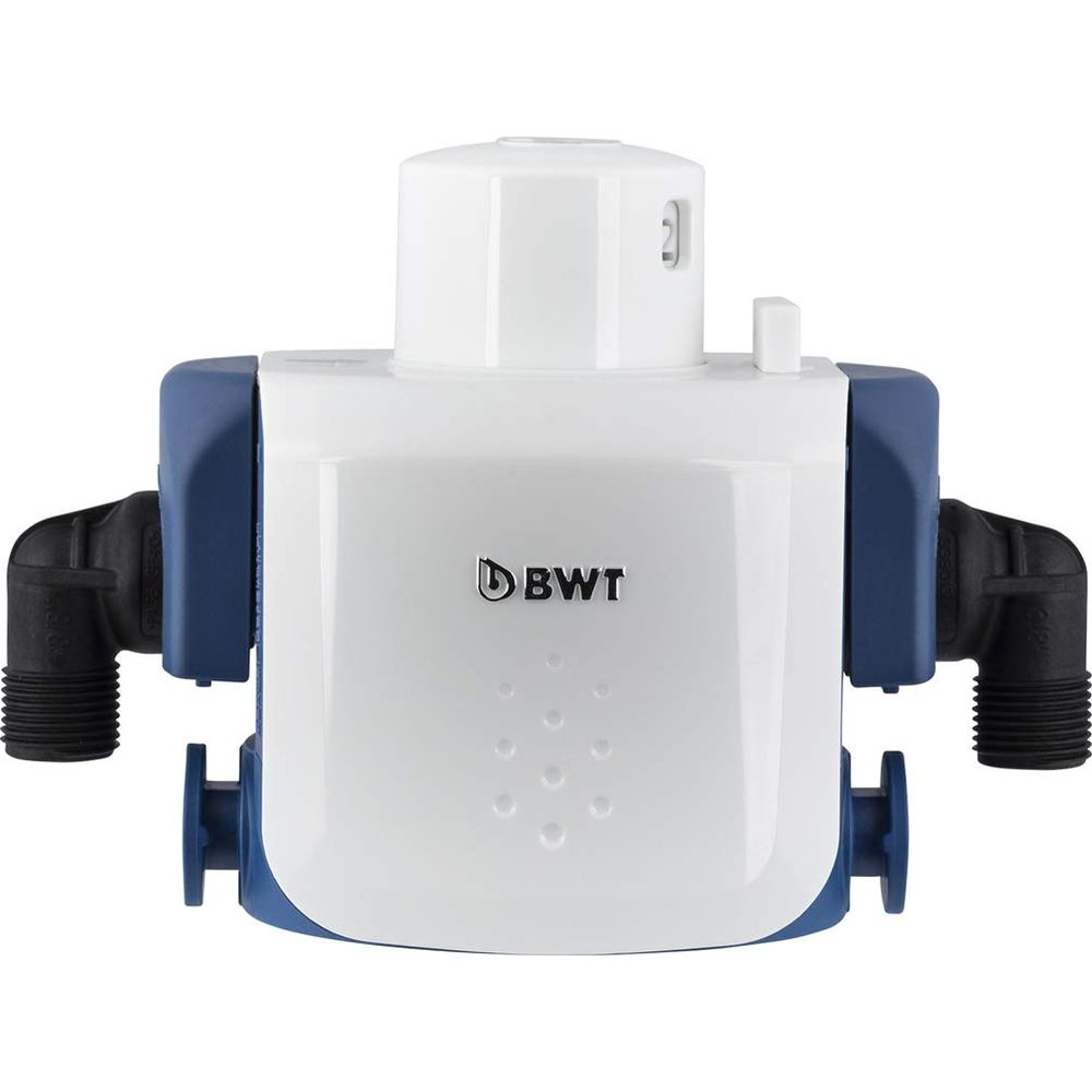 Ein weißer und blauer Wasserfilter mit BWT-Logo und schwarzen Anschlüssen.