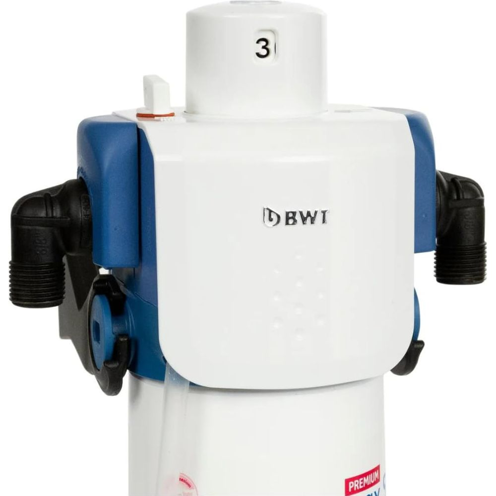 Ein weißer Wasserfilter mit blauen Akzenten und der Aufschrift BWI.