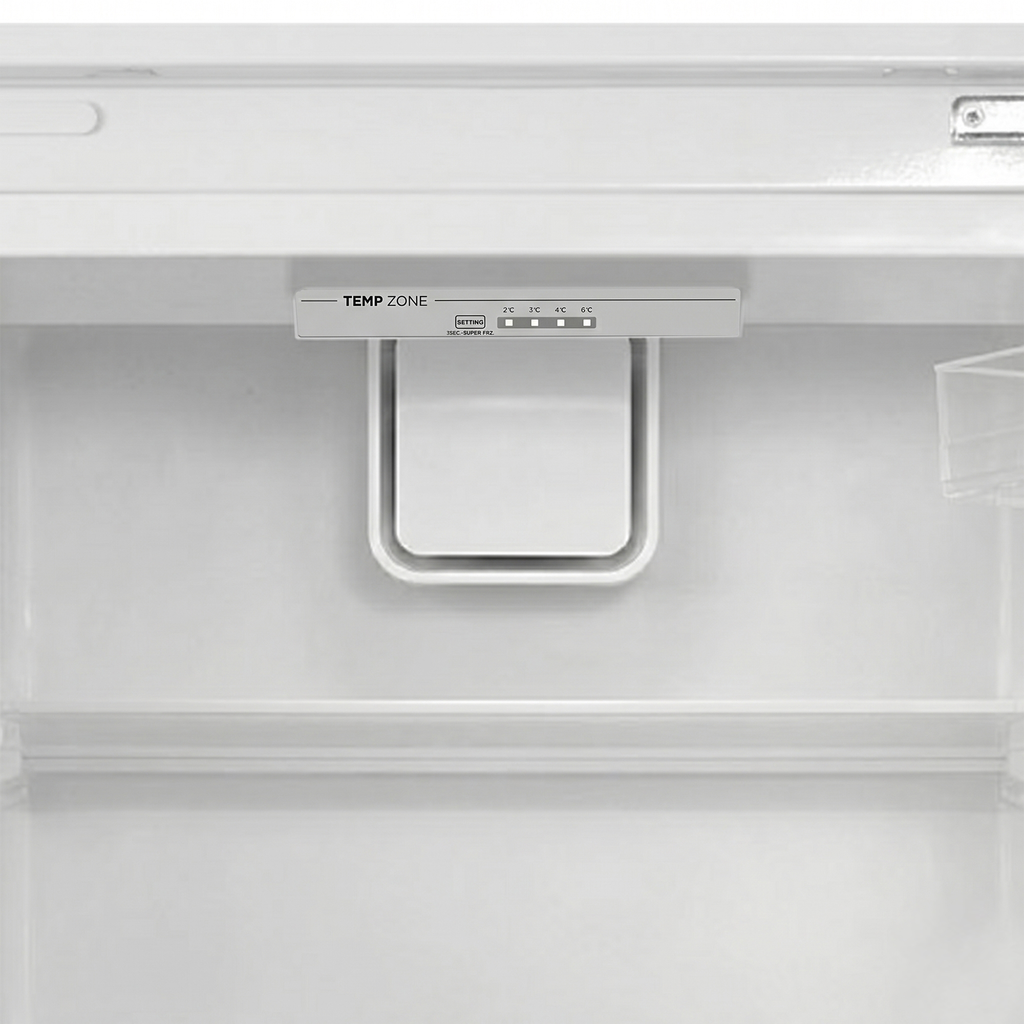 Interieur van een witte koelkast met bedieningspaneel voor temperatuurzone.