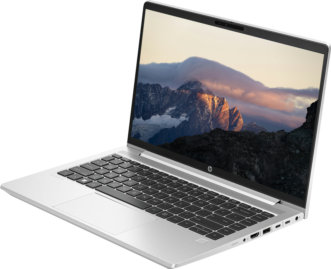 Dağ manzarası gösteren klavyeli ve ekranlı gümüş rengi HP dizüstü bilgisayar.