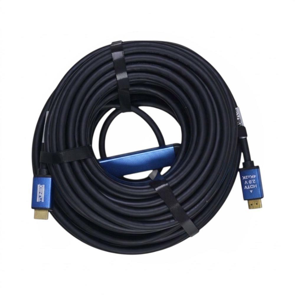 Mavi konektörlü, sarılmış siyah HDMI kablosu.
