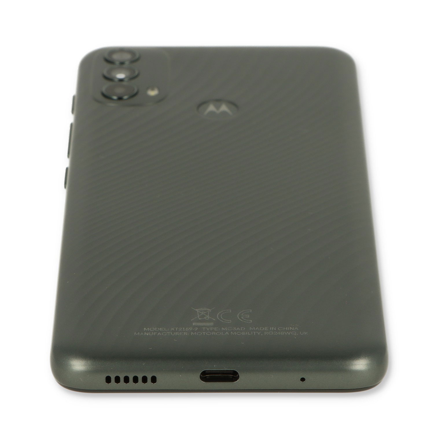 Rückseite eines grauen Motorola-Handys mit drei Kameras und CE-Zeichen.