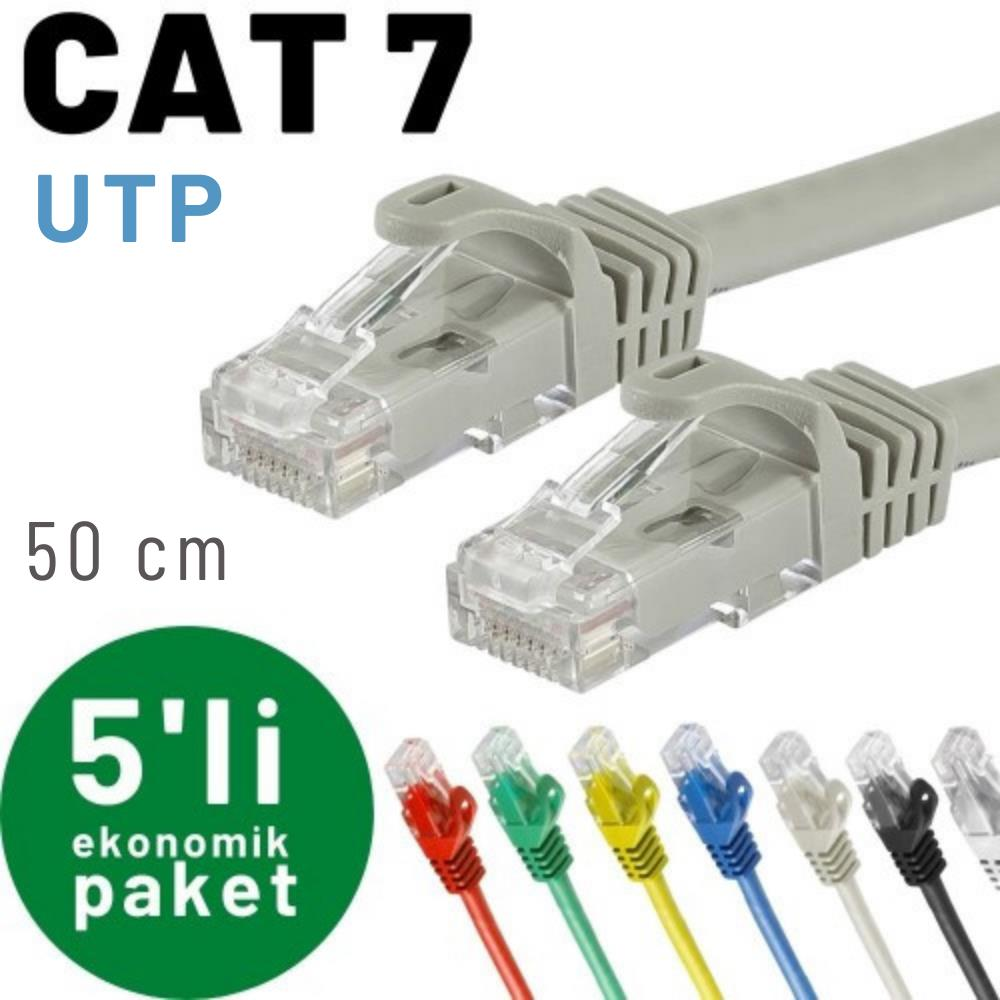Şeffaf konektörlü iki gri CAT 7 UTP kablosu, renkli kablo uçlarının yanında.