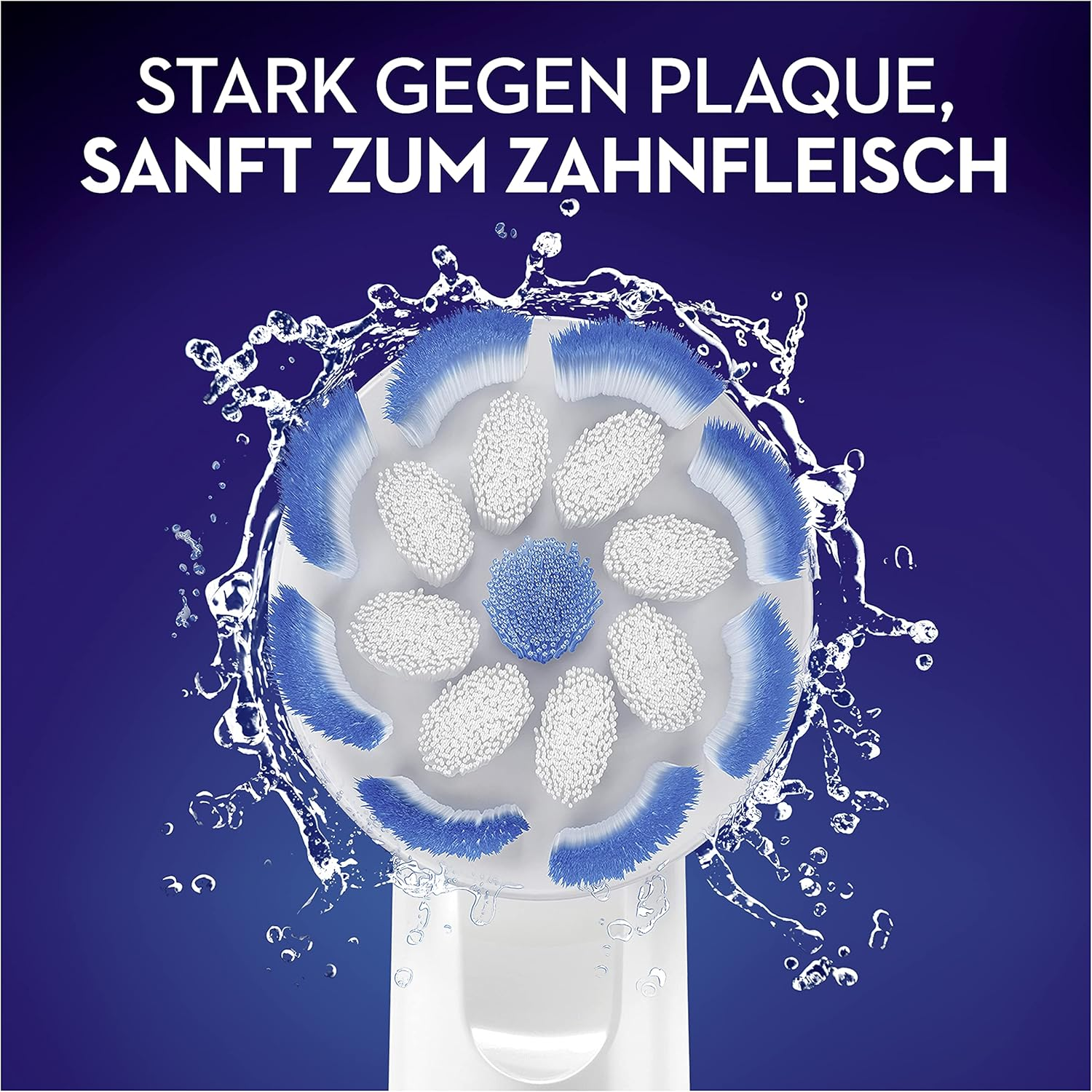 Elektrische Zahnbürste mit blau-weißen Borsten unter einem Wasserstrahl.