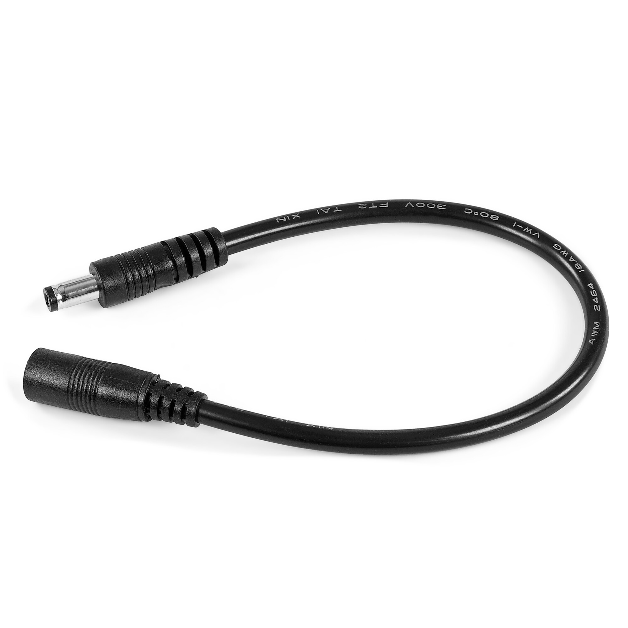Schwarzes Kabel mit DC-Stecker und Buchse. Beschriftung auf Kabel.
