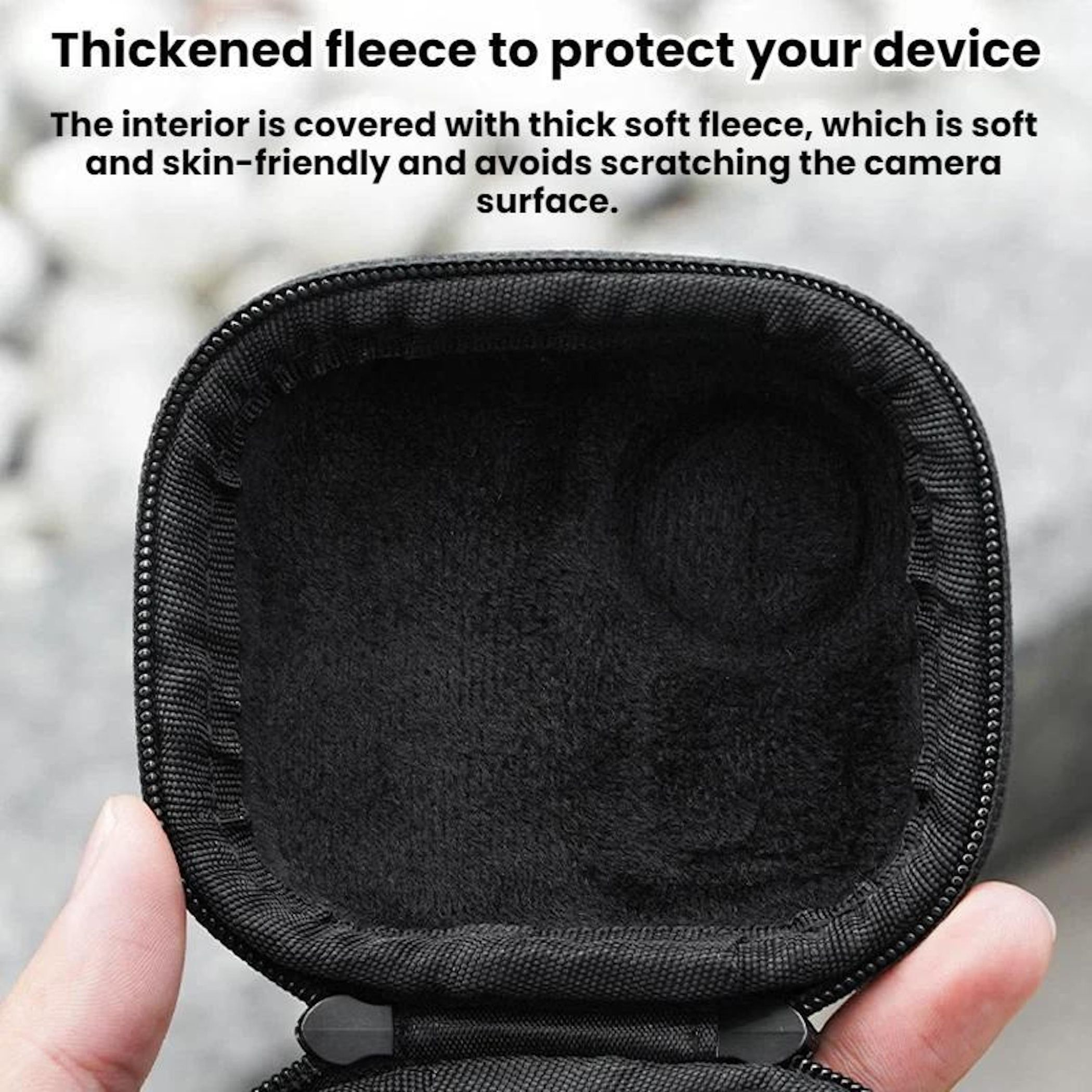 Schwarzes Futter eines Gehäuses mit dicker, weicher Fleece-Polsterung.
