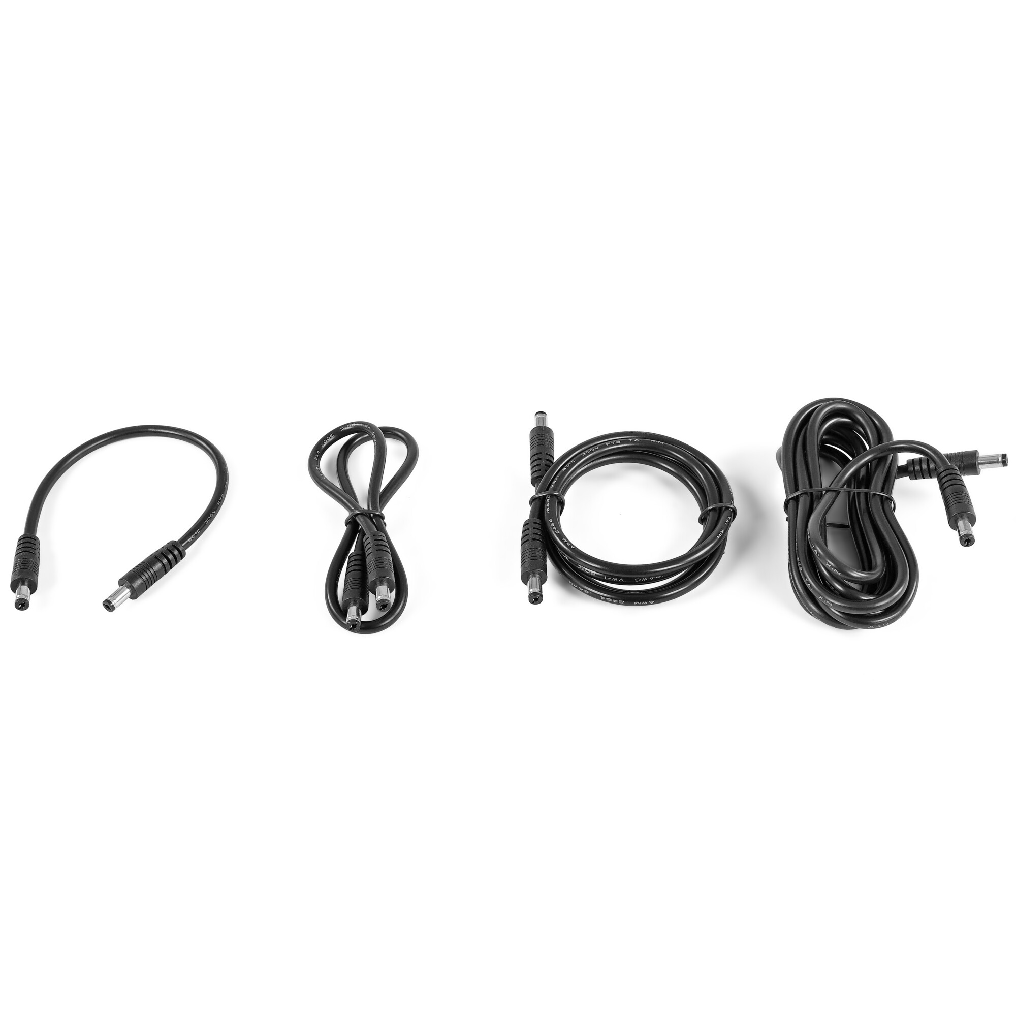 Vier schwarze Kabel mit runden Steckern auf weißem Hintergrund.