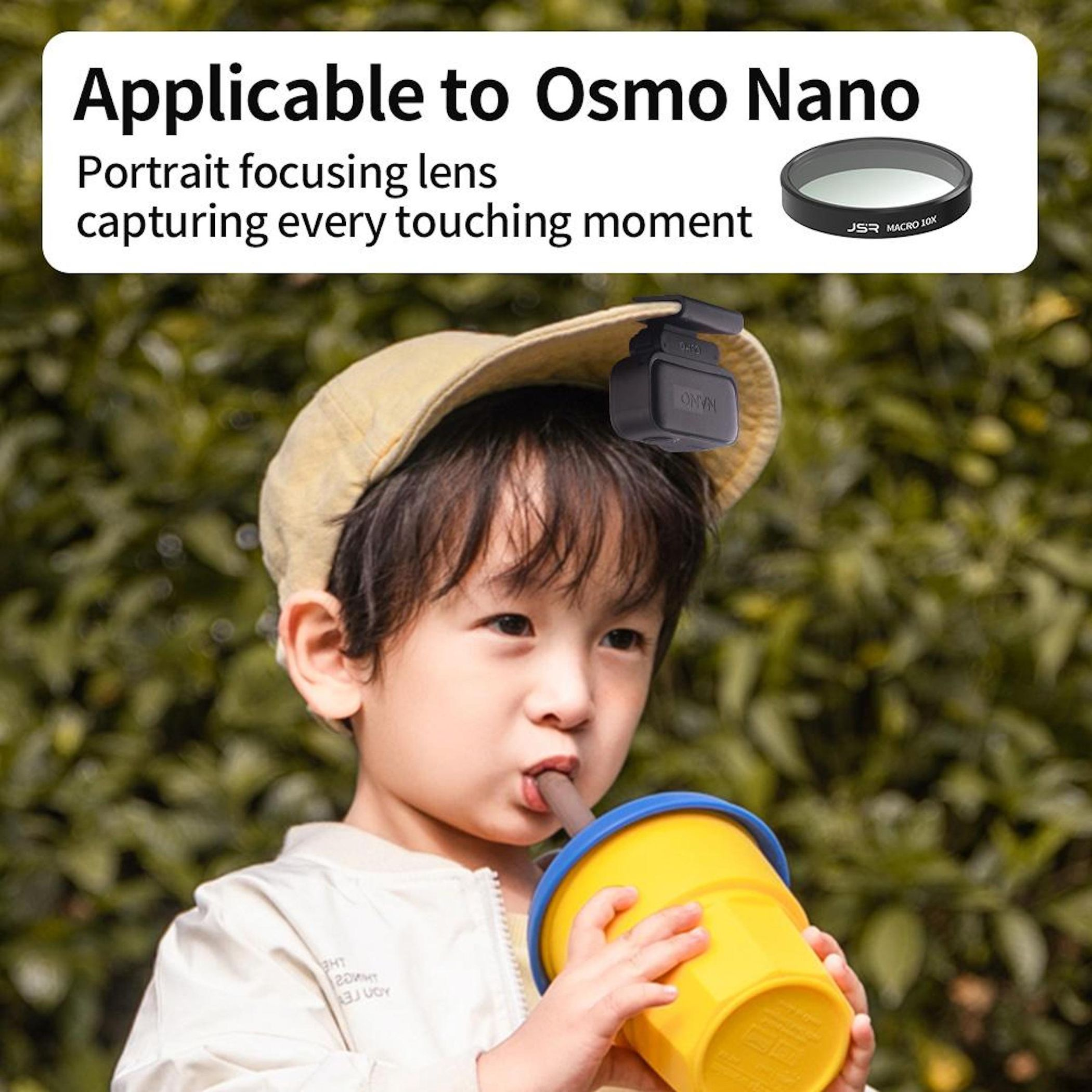 Ein Kind mit Kappe trinkt aus einem gelben Becher; oben ist ein Objektiv.
