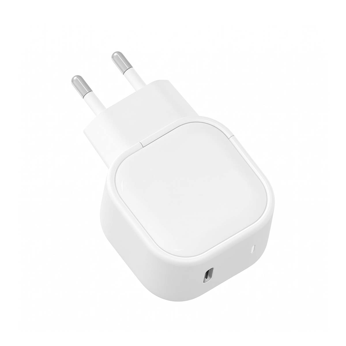 Un adattatore di corrente bianco con due pin argentati e una porta USB.
