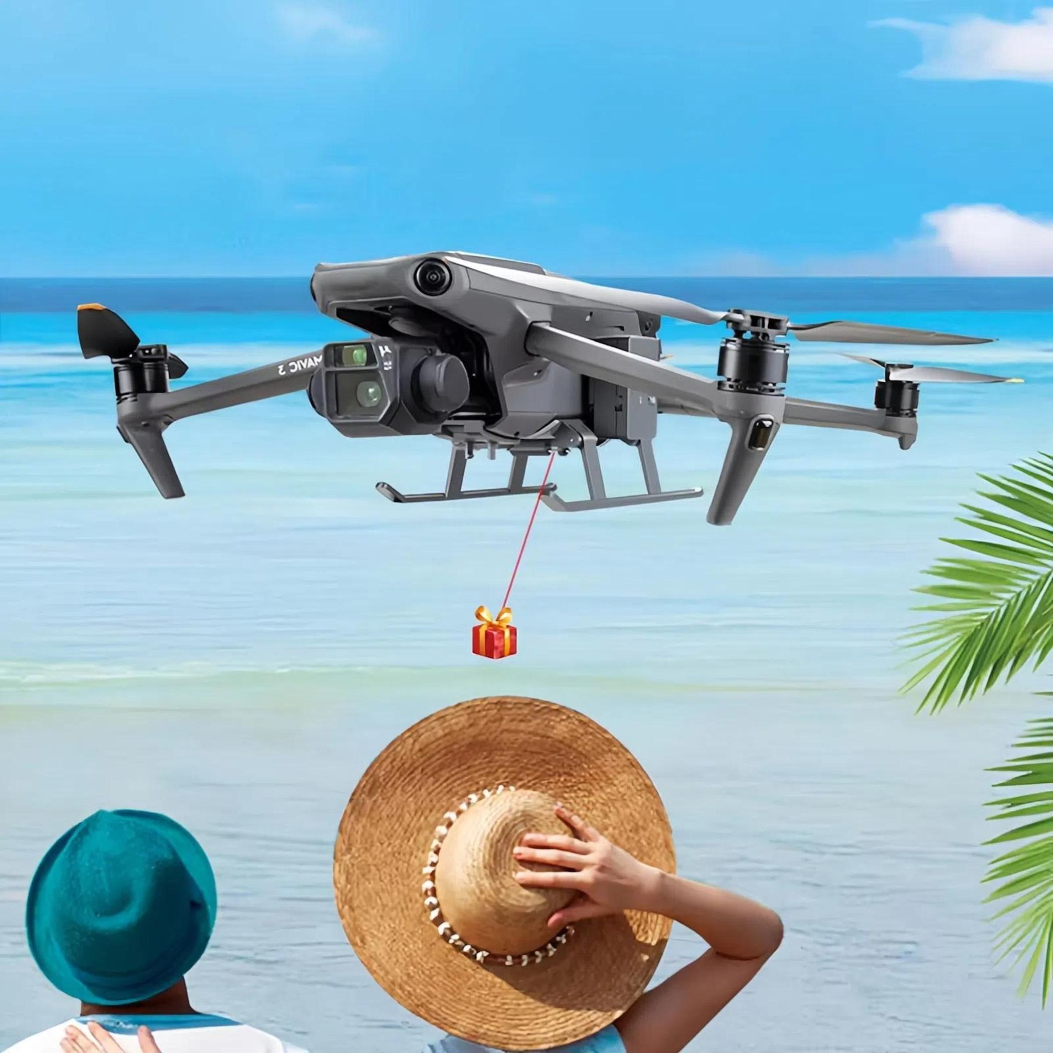 Eine Drohne fliegt über einen Strand und trägt ein Geschenk. Zwei Leute schauen zu.