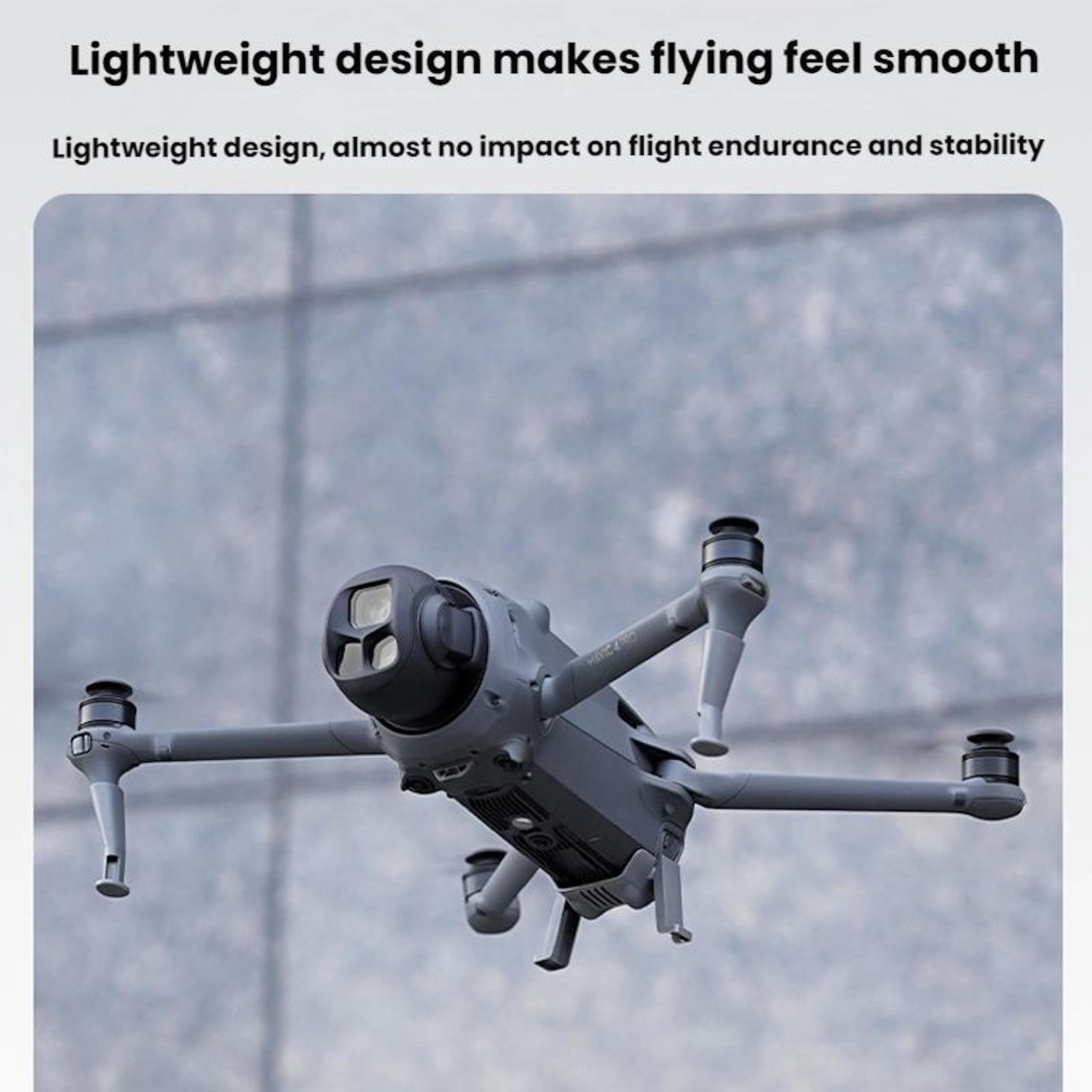 Ein graues Drohnenmodell mit vier Rotoren fliegt vor einem unscharfen grauen Hintergrund.