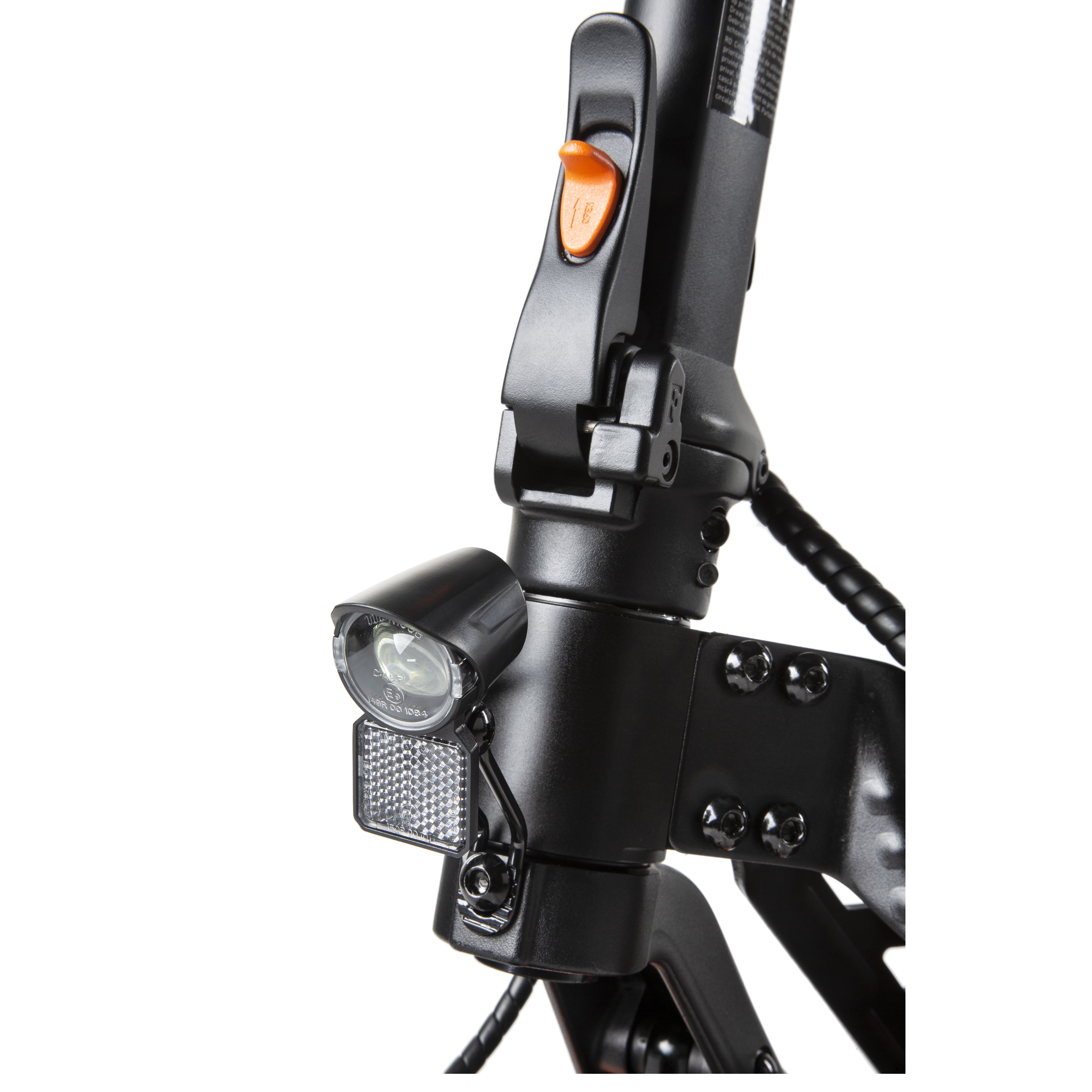 Nahaufnahme des Lenkers eines Elektrorollers mit Licht und orangefarbenem Hebel.