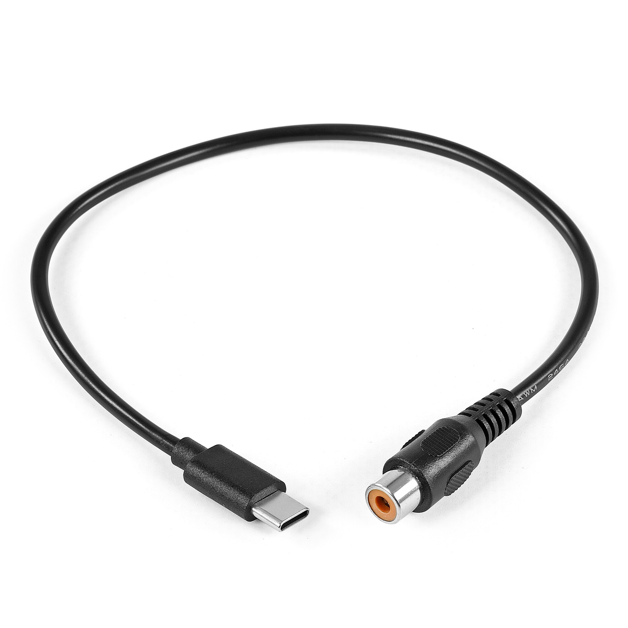Ein schwarzes USB-C-zu-Cinch-Kabel auf weißem Hintergrund.