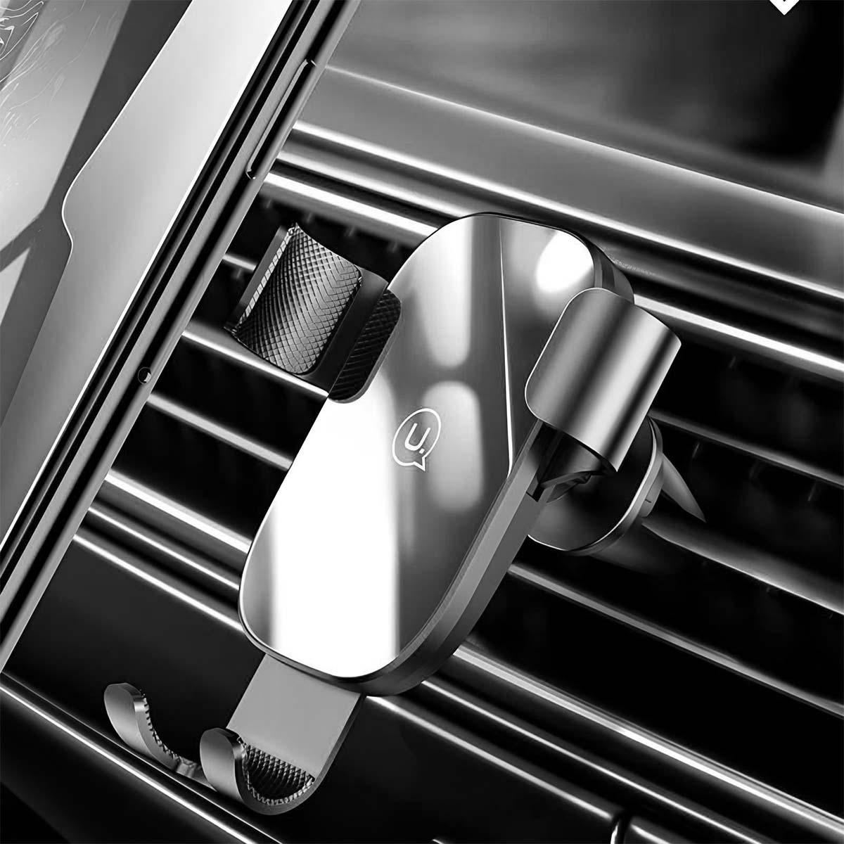 Ein silberner Handyhalter ist an einem Auto-Luftauslass befestigt. Er hat ein U-Logo.
