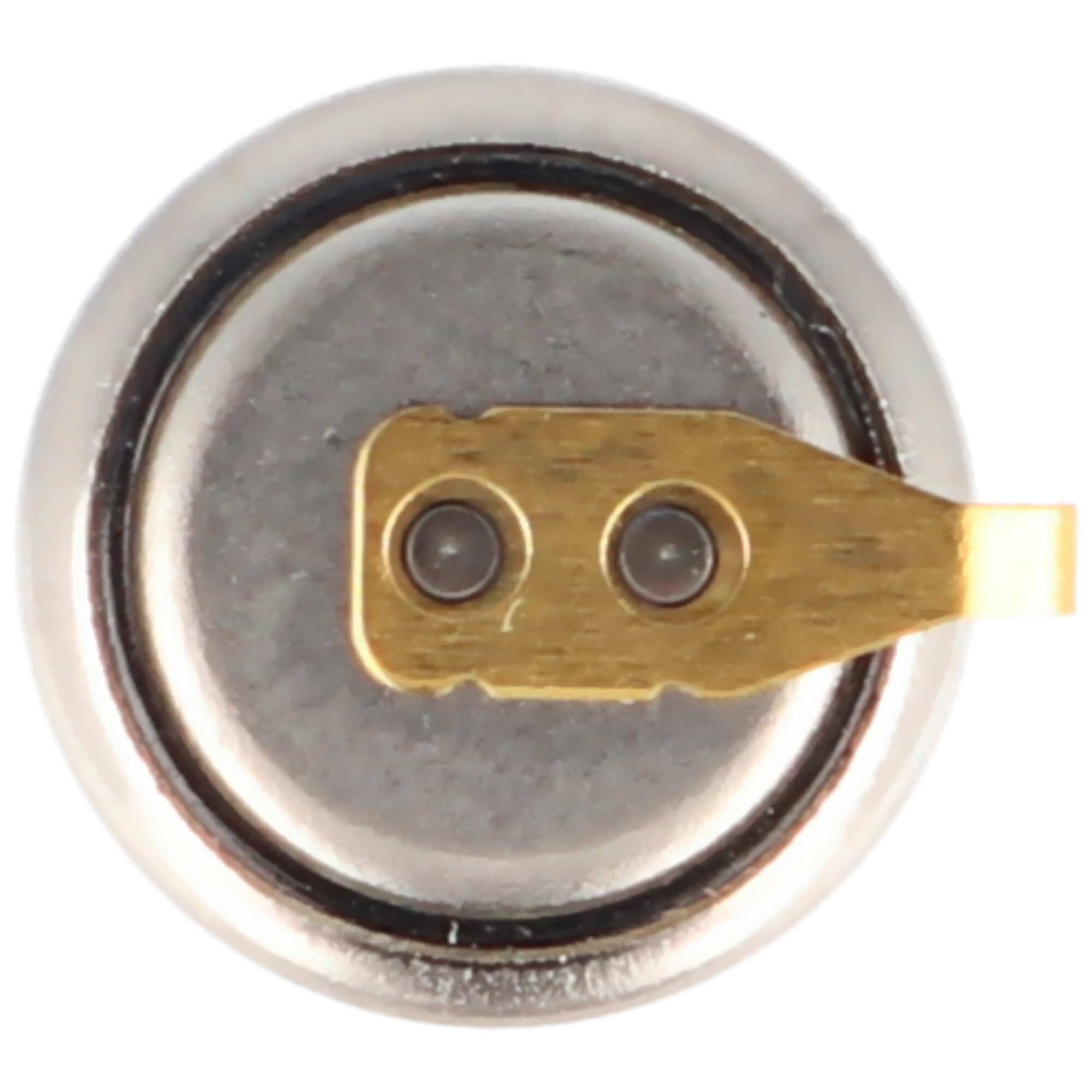 Nahaufnahme einer Knopfzellenbatterie mit goldenen Kontakten und silbernem Gehäuse.