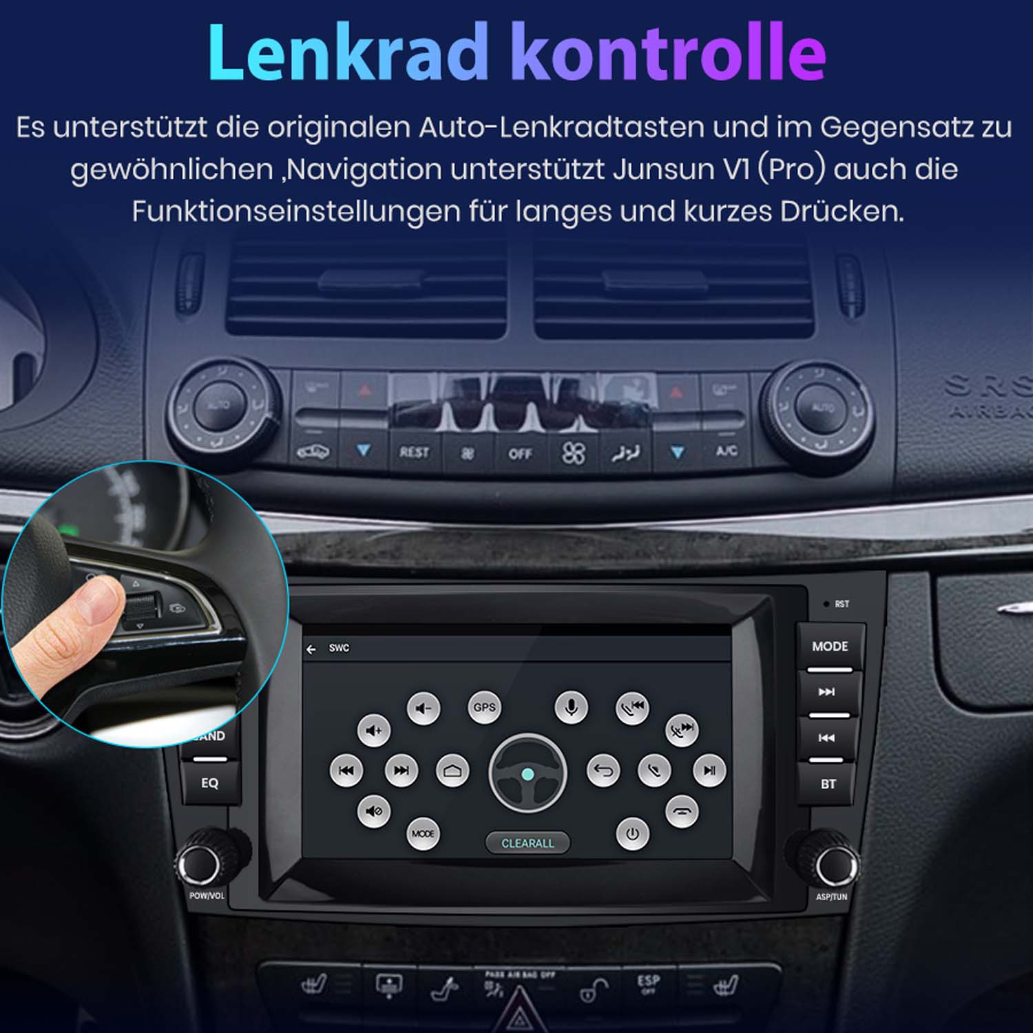 Ein Finger drückt auf eine Taste am Lenkrad. Das Infotainmentsystem zeigt Lenkradkontrollen.