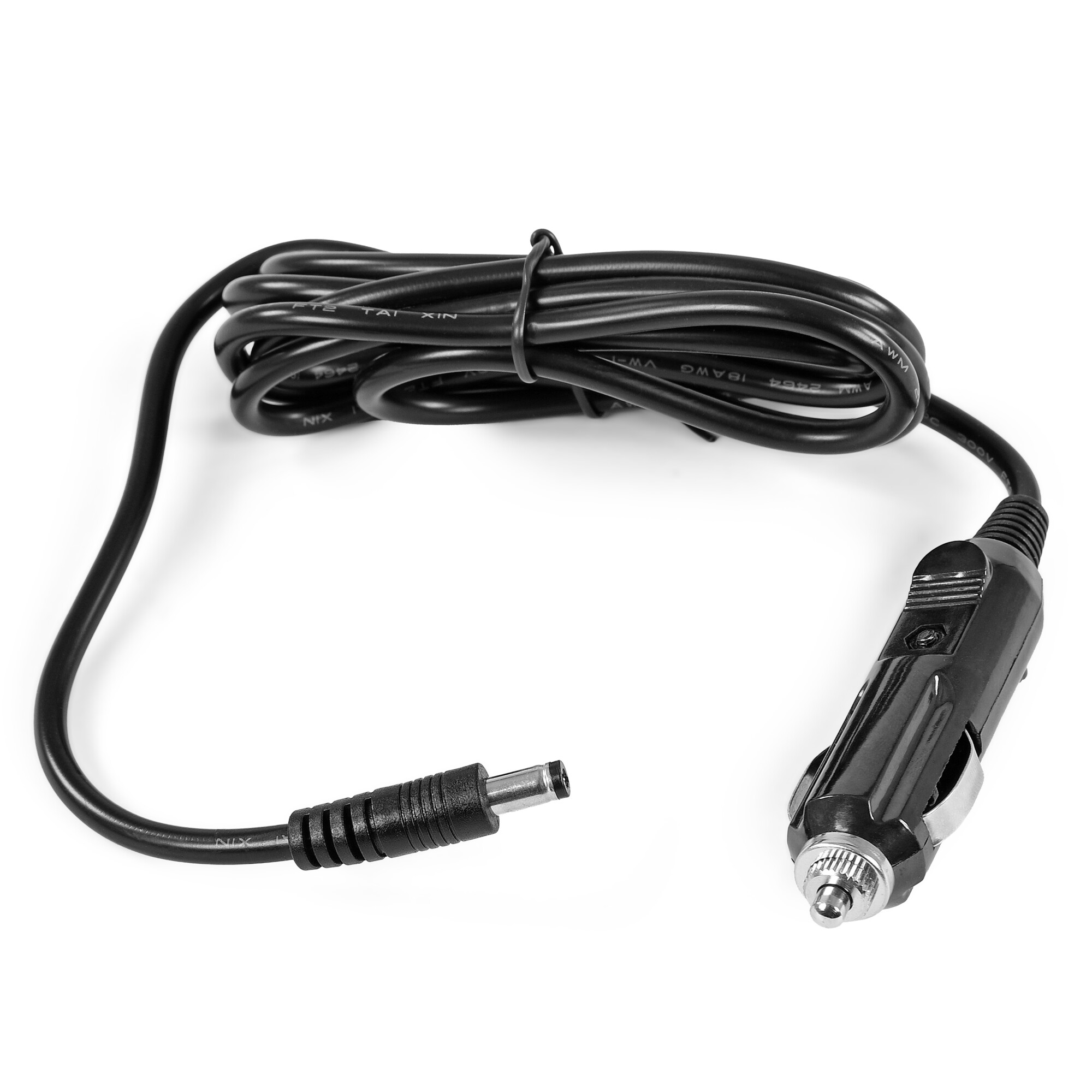 Schwarzes Kabel mit Zigarettenanzünder-Stecker und Klinkenstecker.