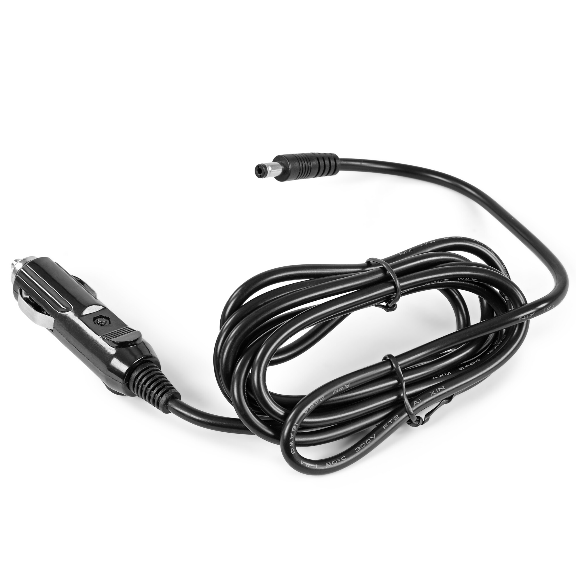 Schwarzes, aufgewickeltes Autoladekabel mit DC-Hohlstecker und Zigarettenanzünderadapter.
