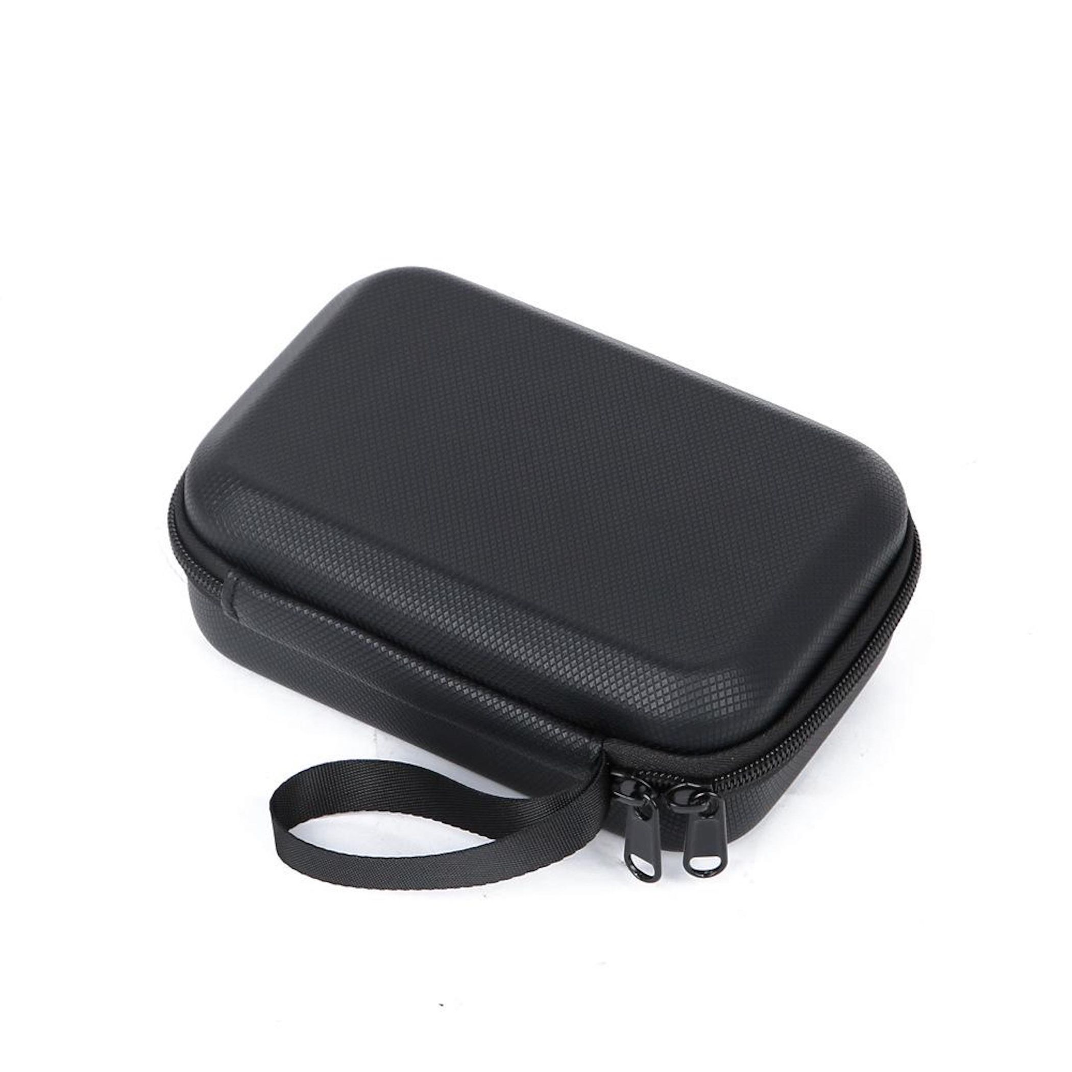 Schwarze Tasche mit Reißverschluss und Trageschlaufe auf weißem Hintergrund.
