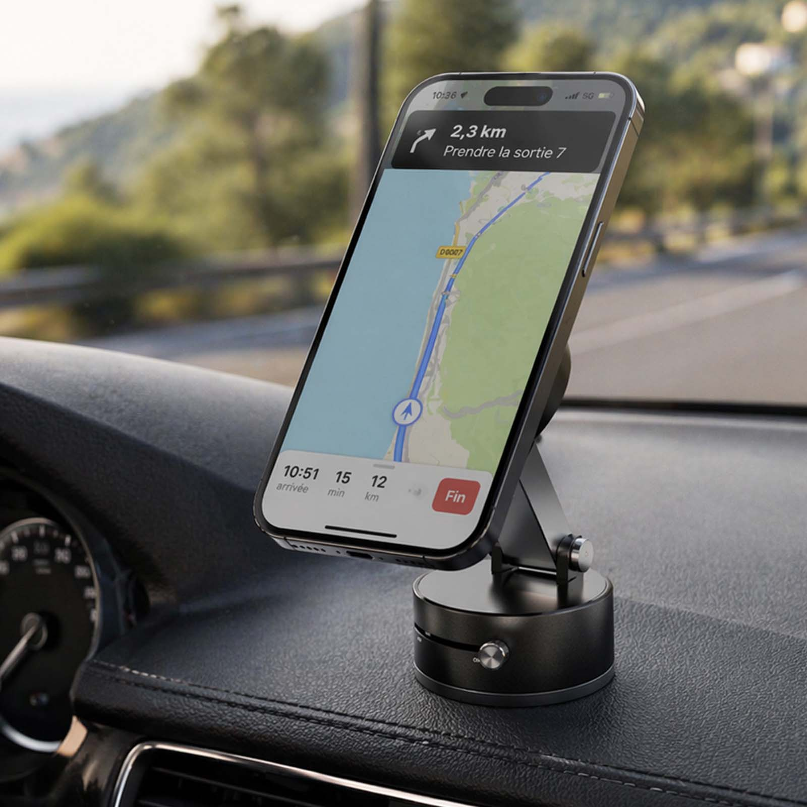 Ein Smartphone mit Navigations-App auf einem Auto-Armaturenbrett. Die Straße ist im Hintergrund verschwommen.