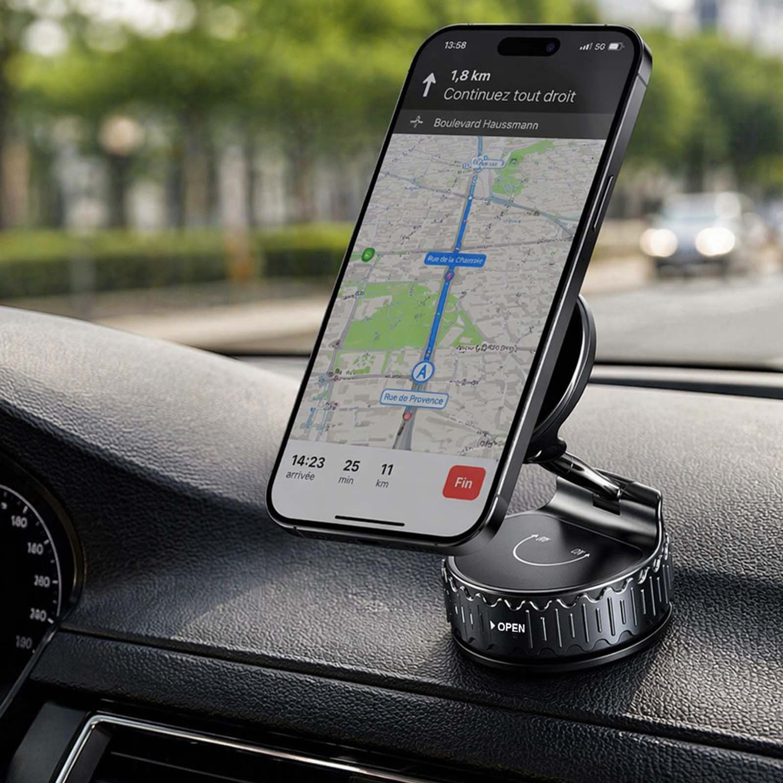 Ein Smartphone mit Navigations-App auf einem Auto-Armaturenbrett, zeigt eine Route an.