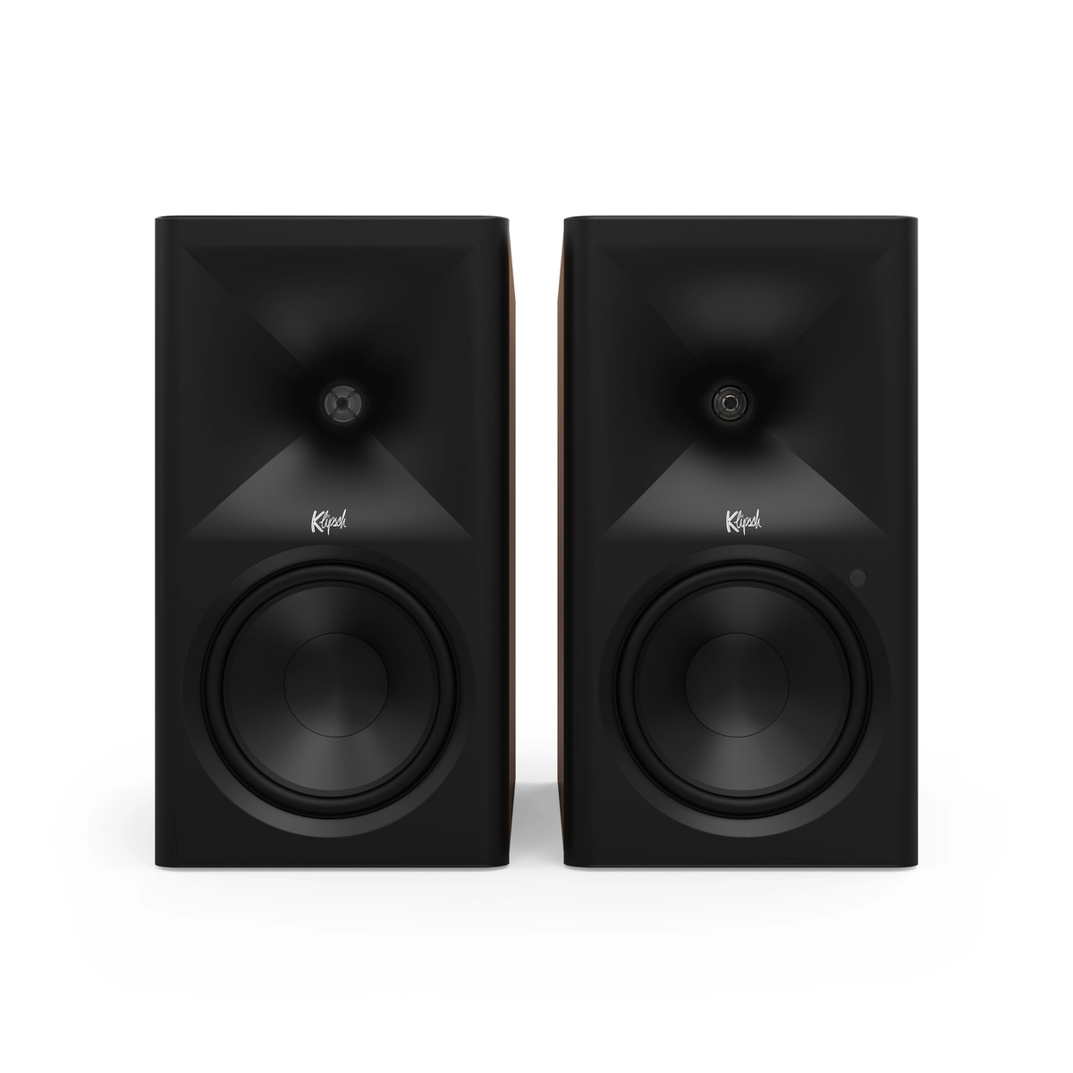 Zwei schwarze Klipsch-Lautsprecher mit Holzdetails stehen nebeneinander.