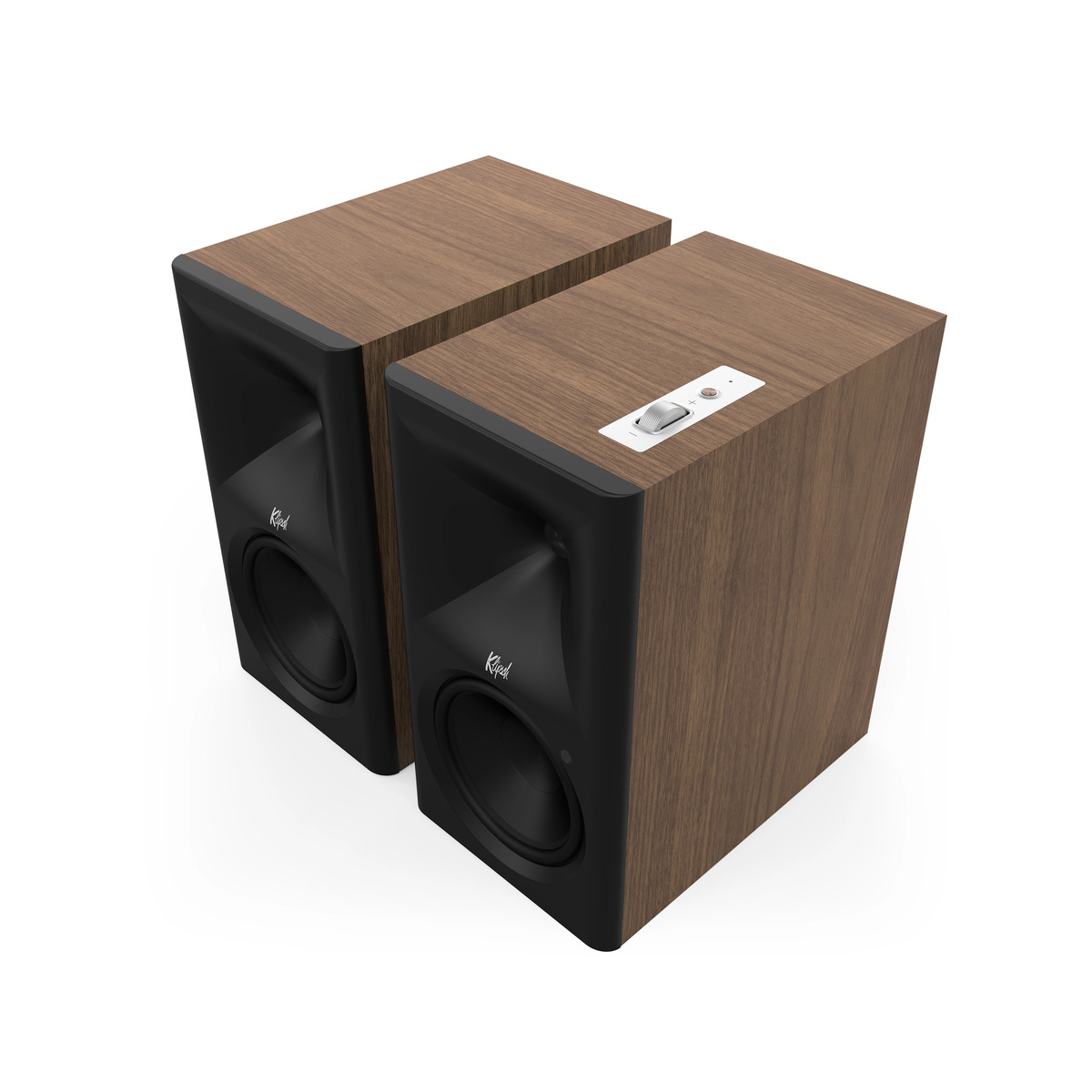 Zwei Klipsch Regallautsprecher mit Holzmaserung und schwarzen Membranen, einer mit Bedienelementen oben.