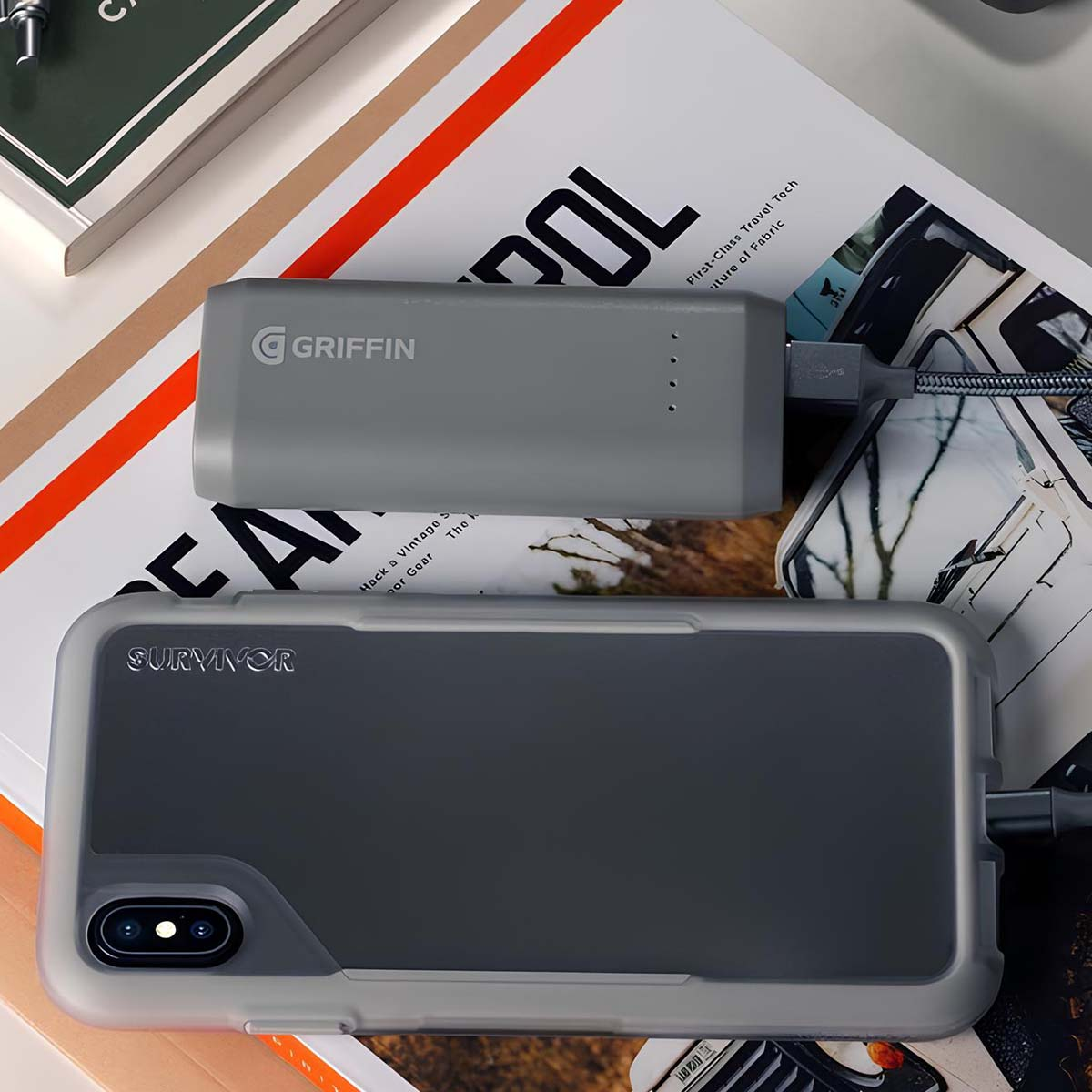 Eine graue Griffin Powerbank ist mit einer grauen Survivor-Handyhülle verbunden.
