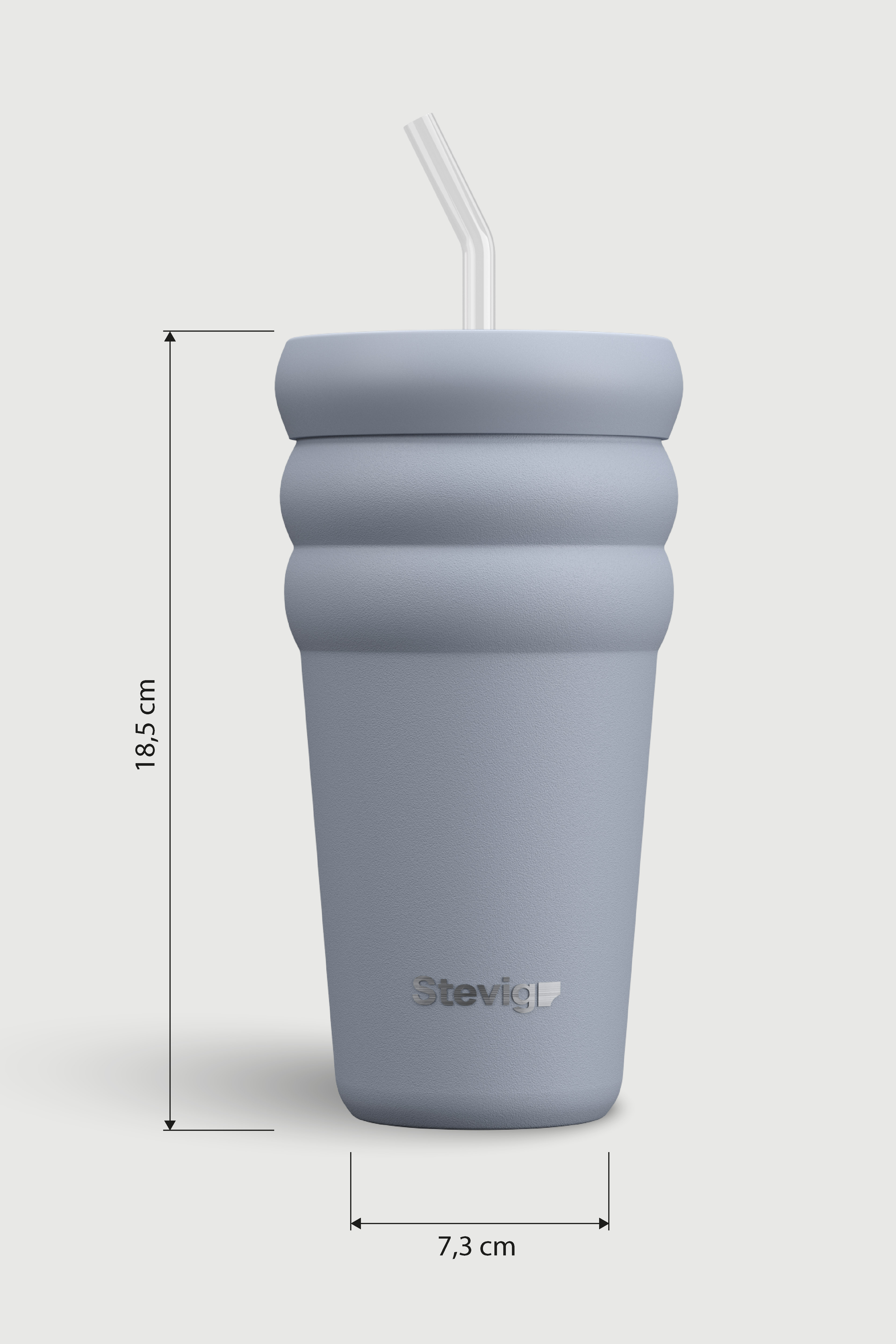 Kapalı ve pipetli gri bardak, 18,5 cm yüksekliğinde, 7,3 cm genişliğinde.