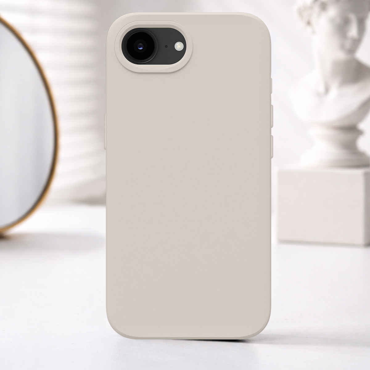 Una custodia per telefono di colore chiaro con una singola lente e flash.