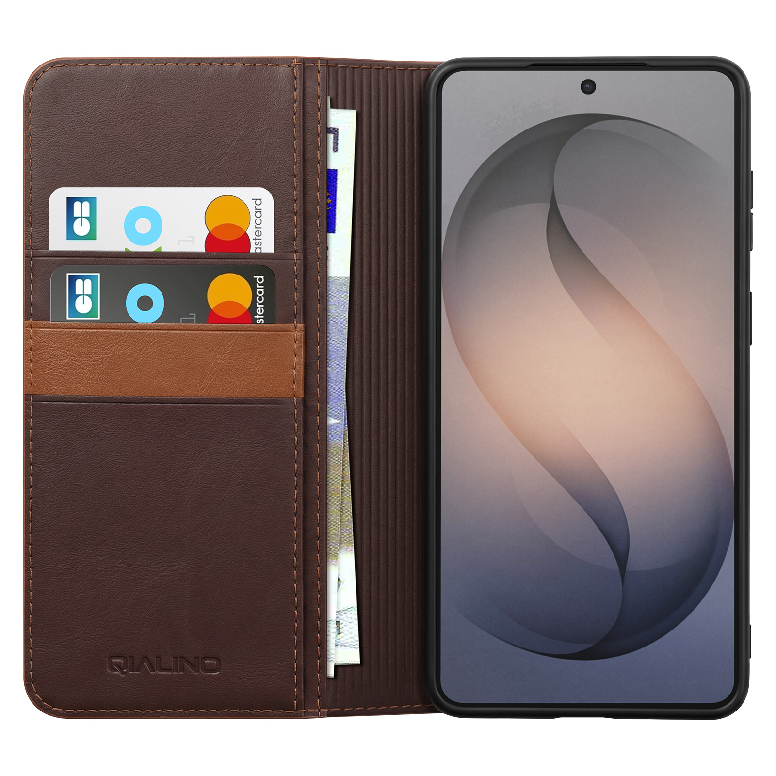Custodia a portafoglio in pelle marrone con fessure per carte e banconote, accanto a uno smartphone.