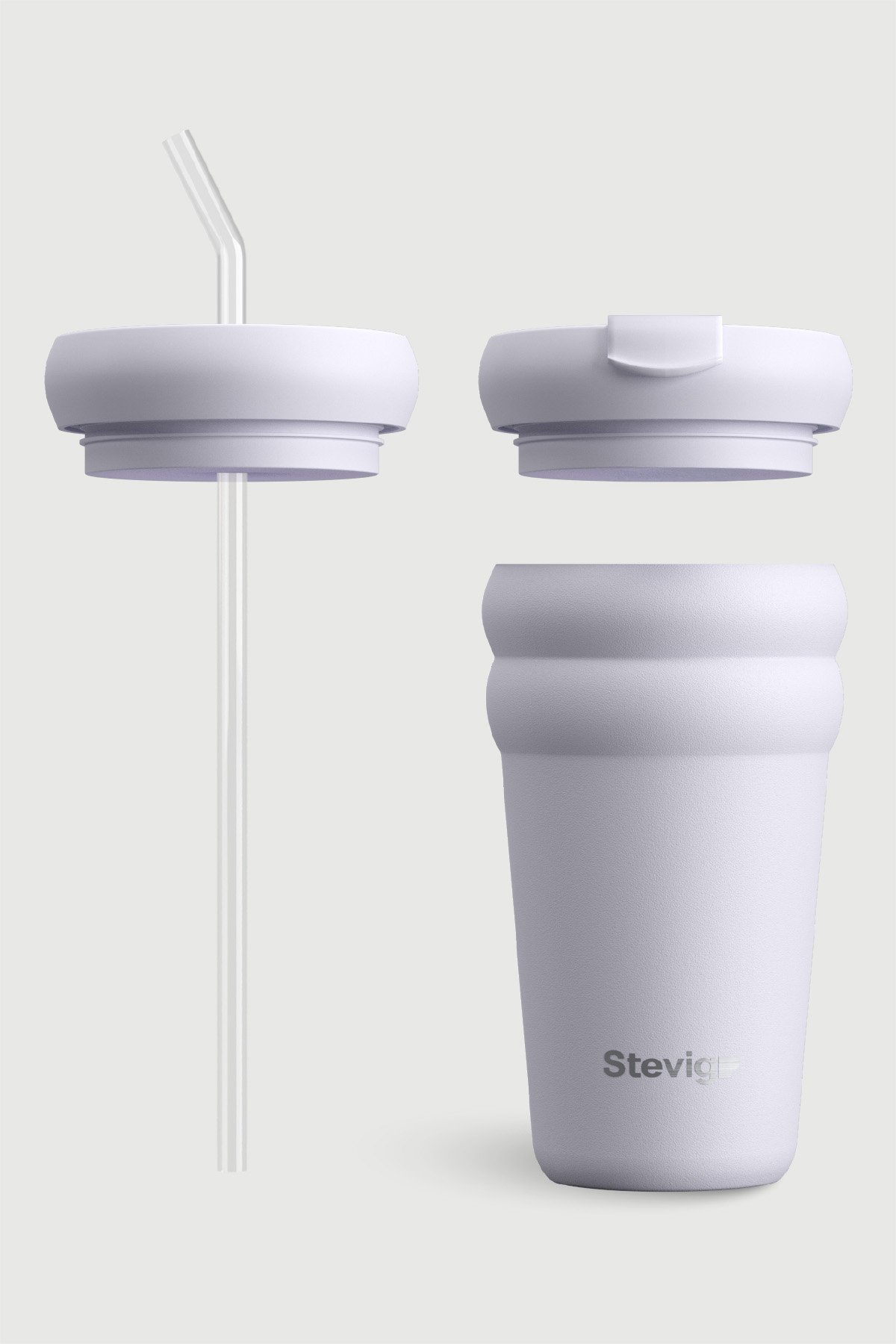 Lavanta rengi kapaklı ve pipetli bardak, gri arka plan üzerinde.