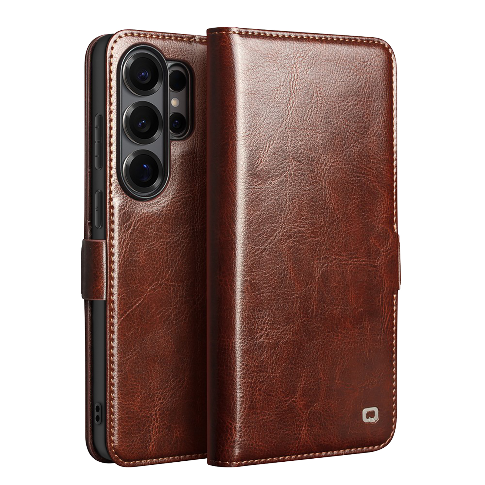 Una custodia in pelle marrone per smartphone, con il suo array di fotocamere sul retro.