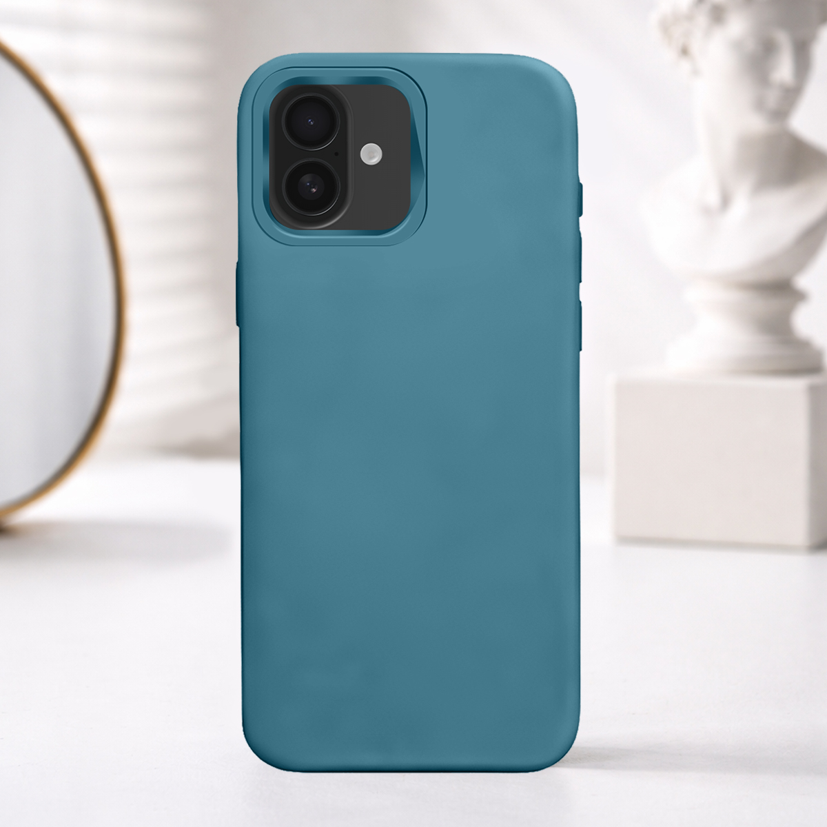 Telefono blu con due fotocamere, su un tavolo davanti a uno specchio e una statua.