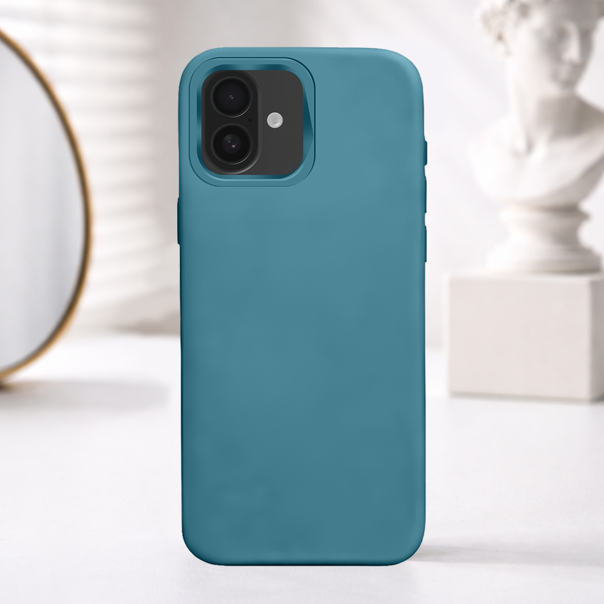 Una custodia per telefono blu petrolio con ritaglio doppia fotocamera è su superficie bianca.