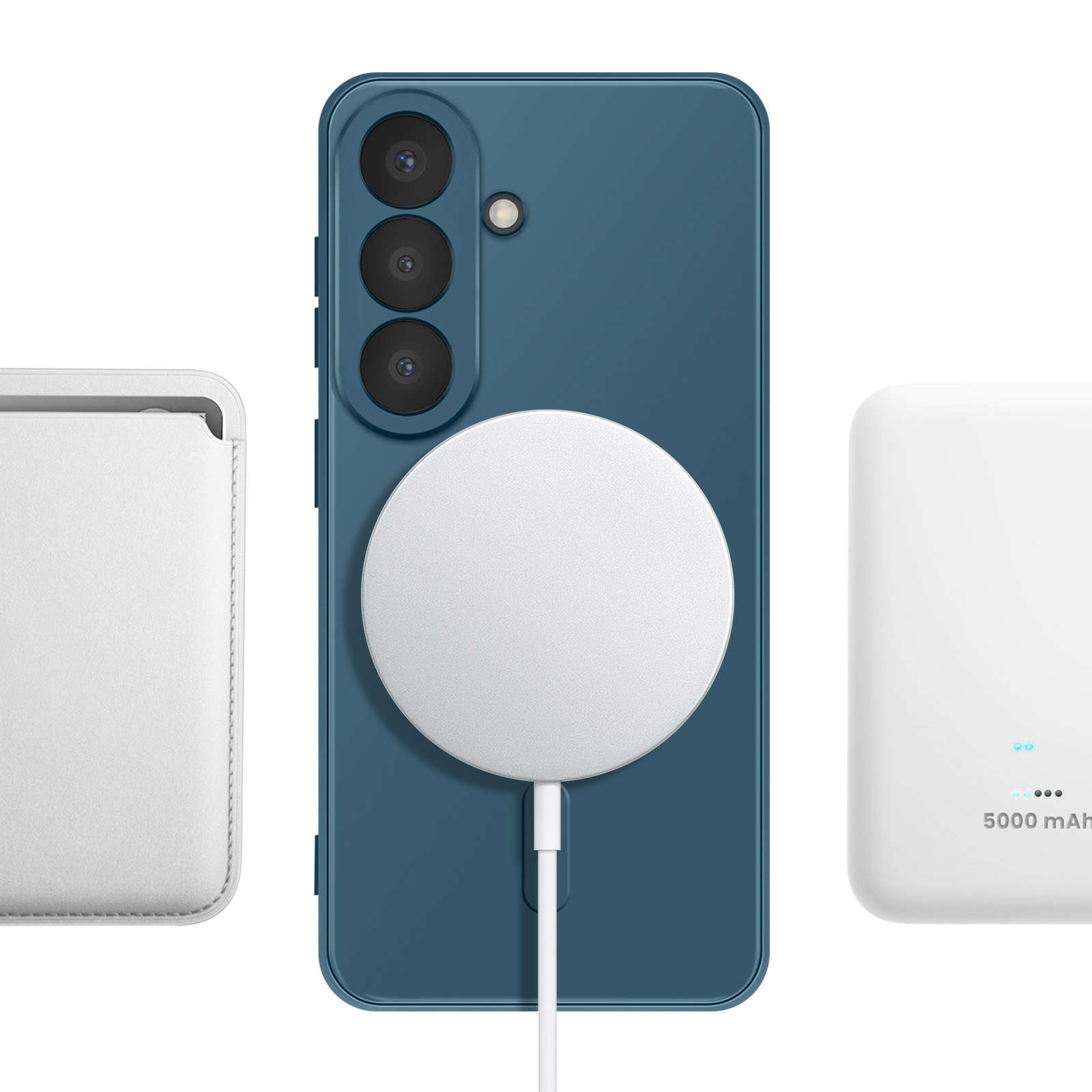 Drie mobiele apparaten: een witte hoes, een blauwe smartphone met drie camera's en een witte oplader.