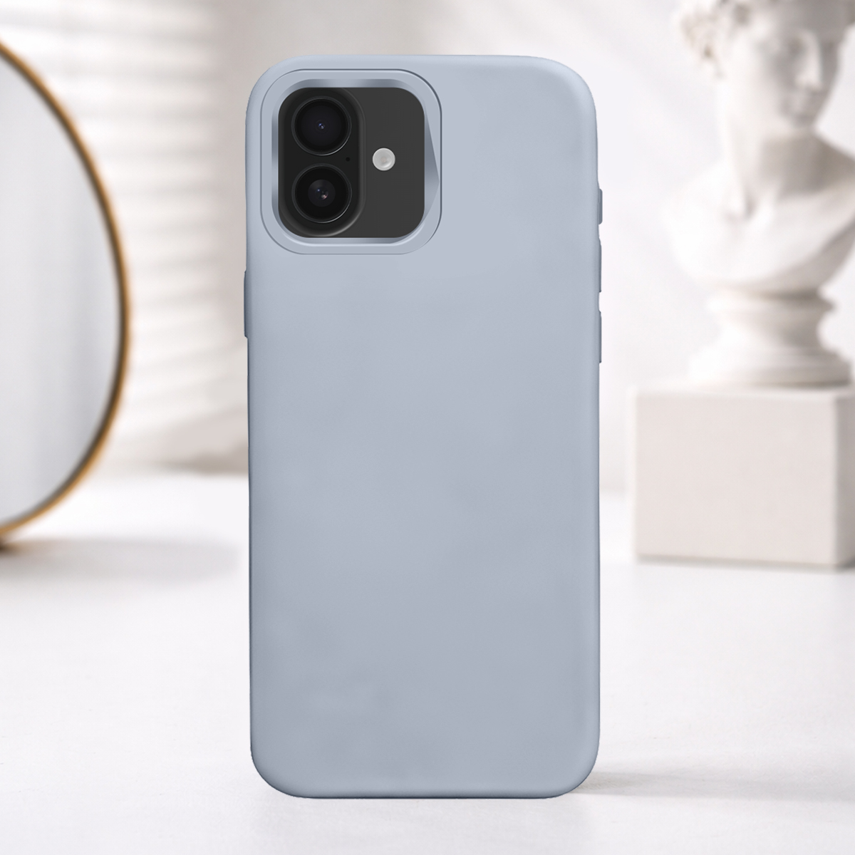 Un telefono azzurro con due fotocamere su un tavolo bianco.