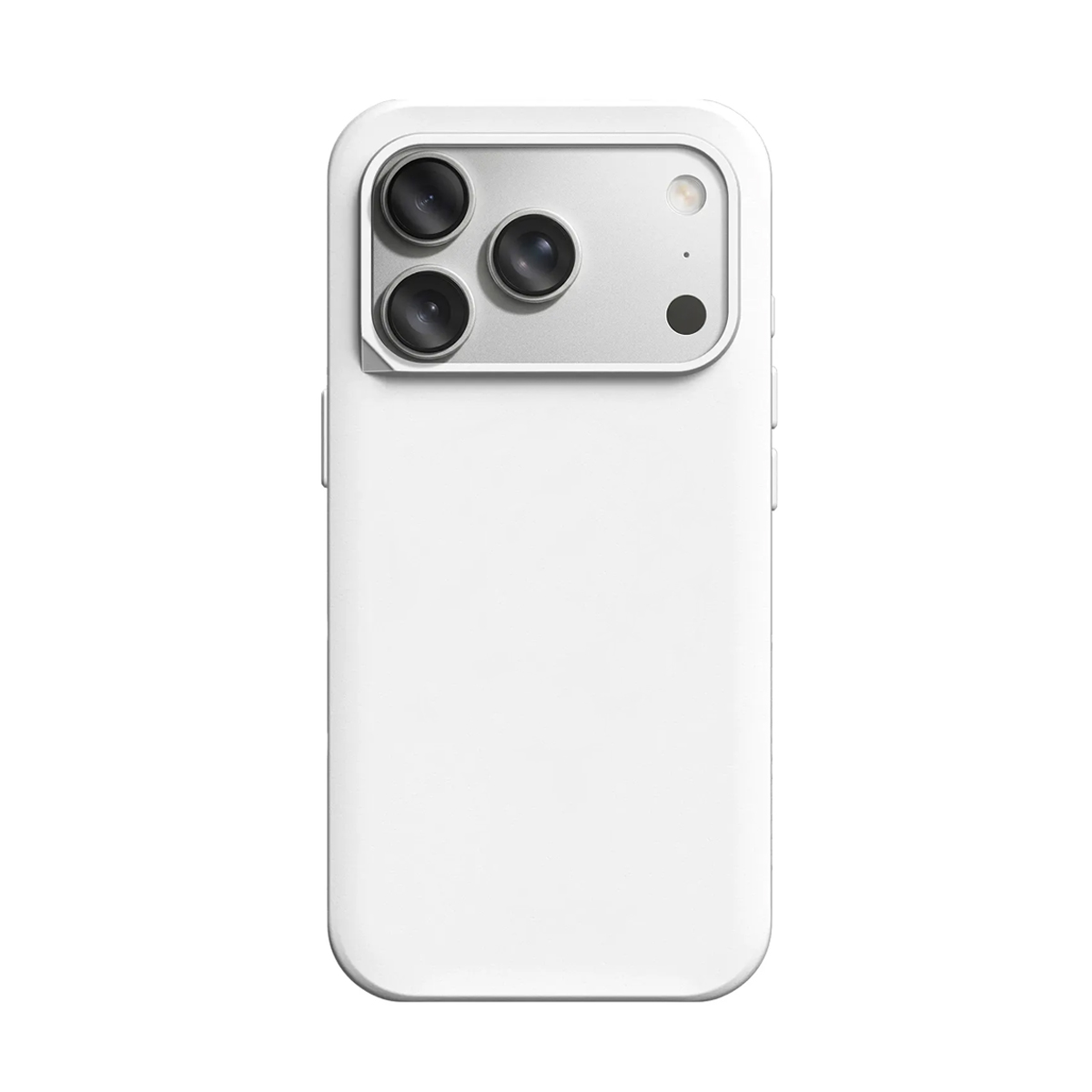 Uno smartphone bianco con sistema a tripla lente su sfondo bianco.
