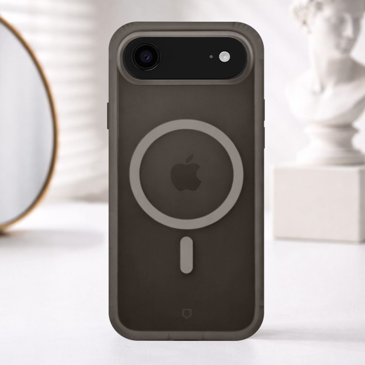 Dunkle iPhone-Hülle mit Apple-Logo und MagSafe-Ring auf weißer Fläche.