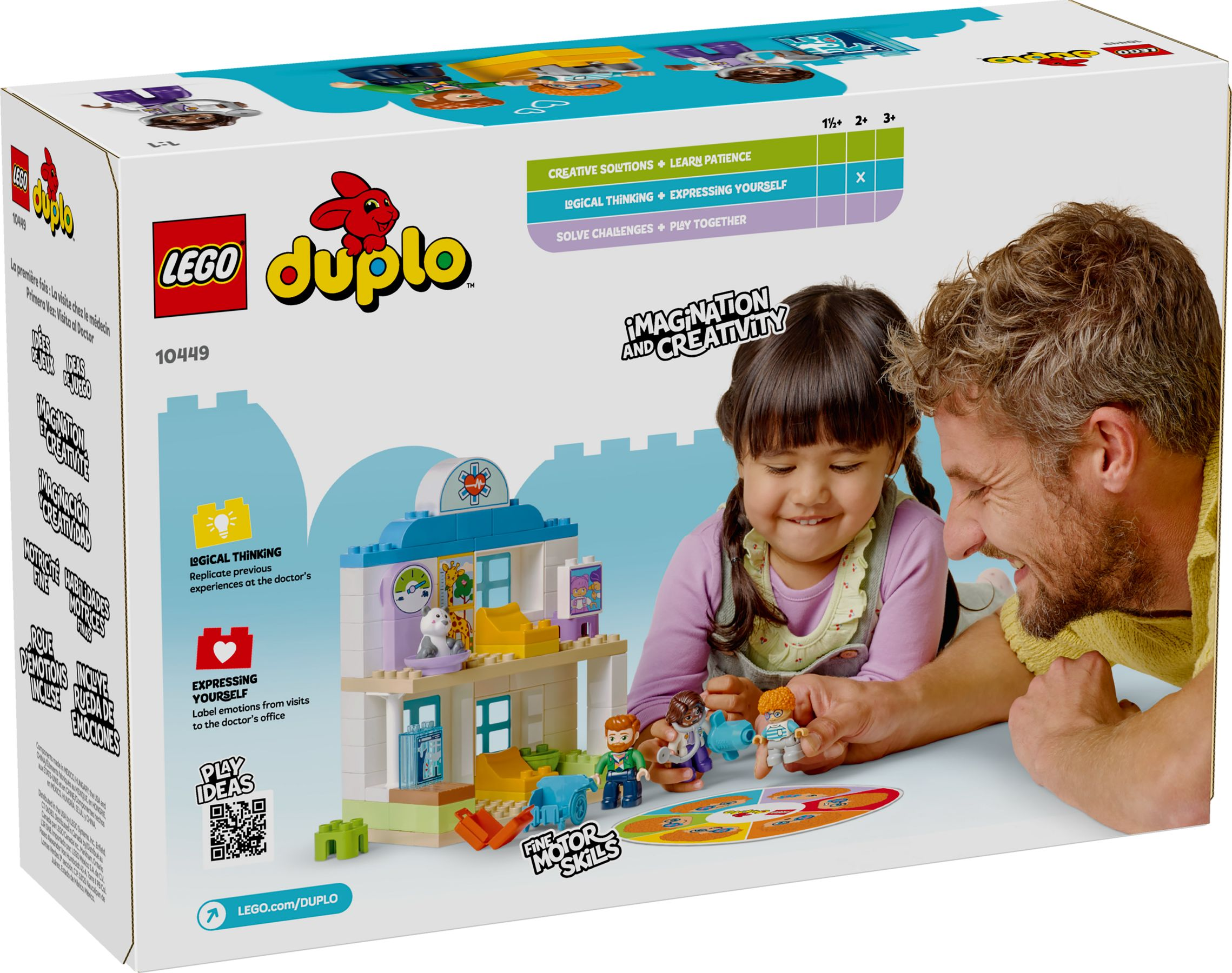 Ein Mann und ein Kind spielen mit einem LEGO Duplo Arztkasten-Set.