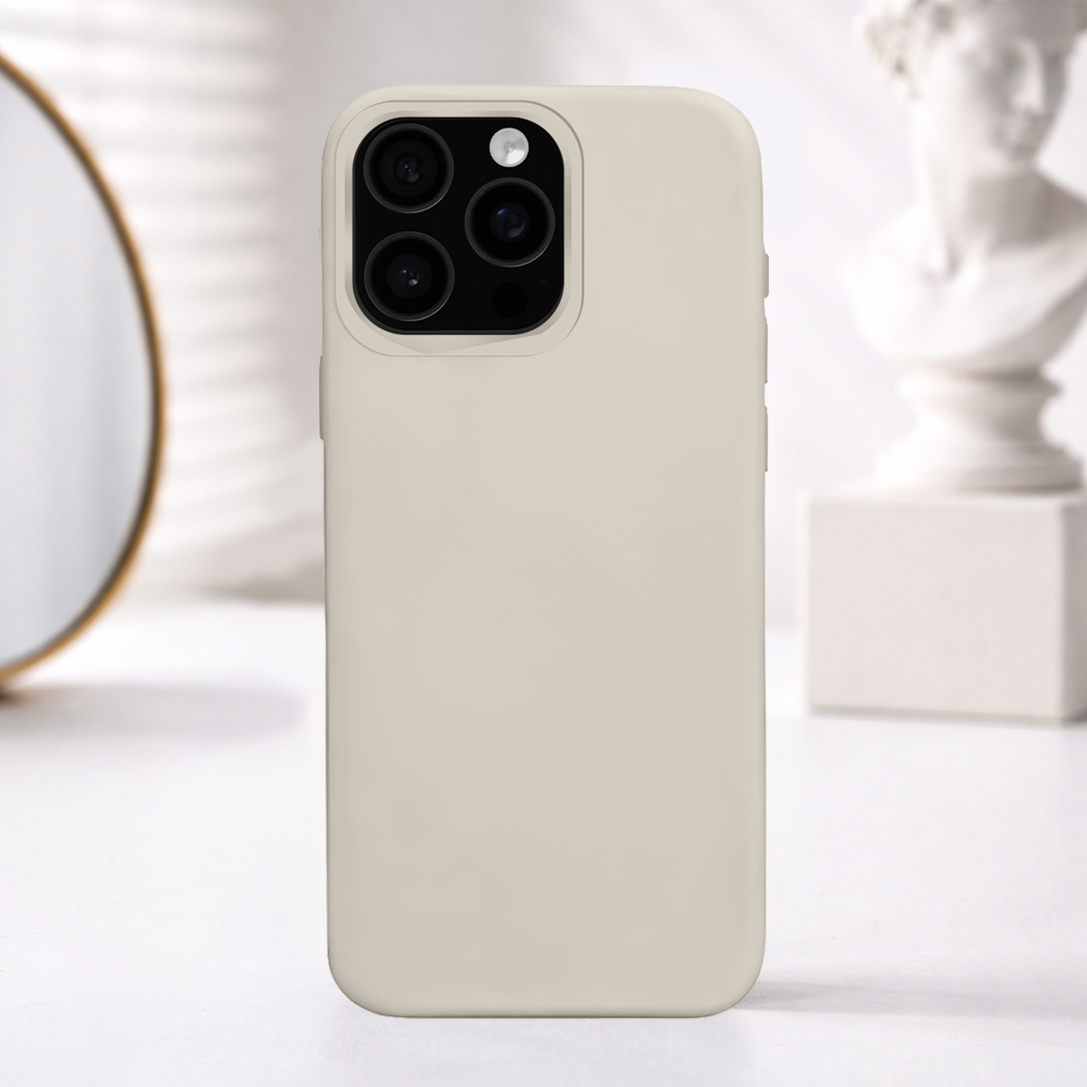 Cover per telefono beige chiaro con modulo fotocamera su tavolo.