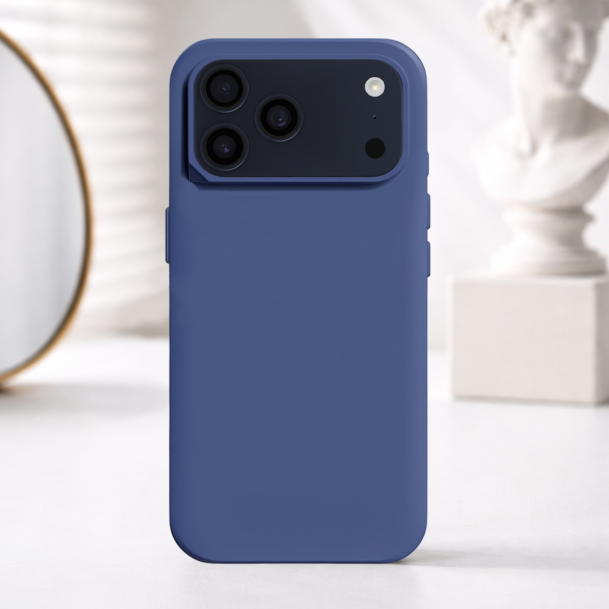 Un telefono cellulare blu con un modulo fotocamera a triplo obiettivo sul retro.